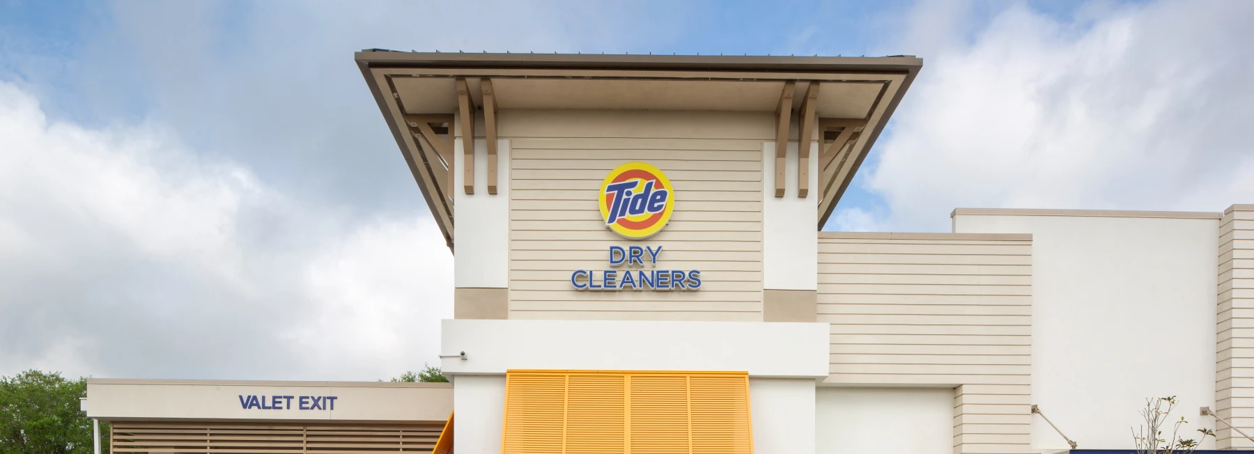 The front of Tide Cleaners Valrico