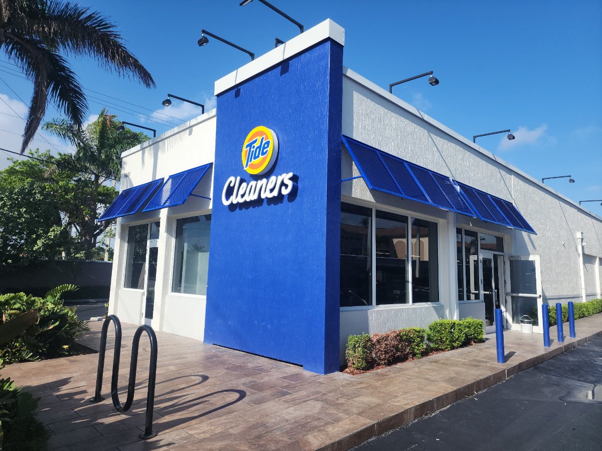 The front of Tide Cleaners Downtown Boca