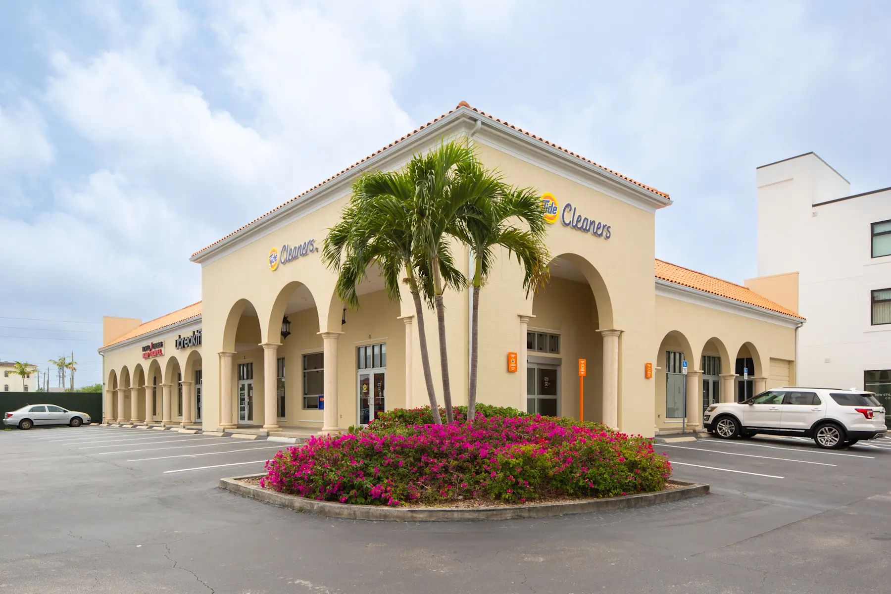 The front of Tide Cleaners Downtown Naples