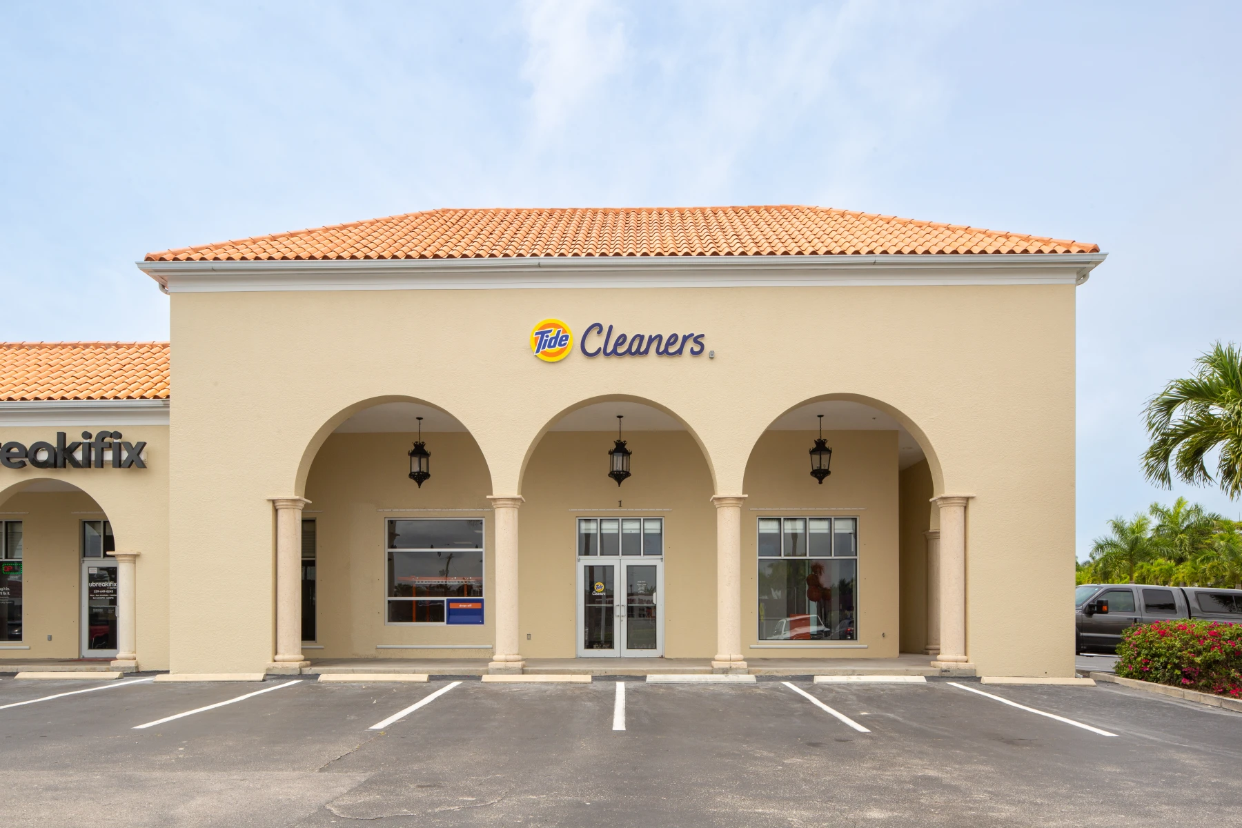 The front of Tide Cleaners Downtown Naples