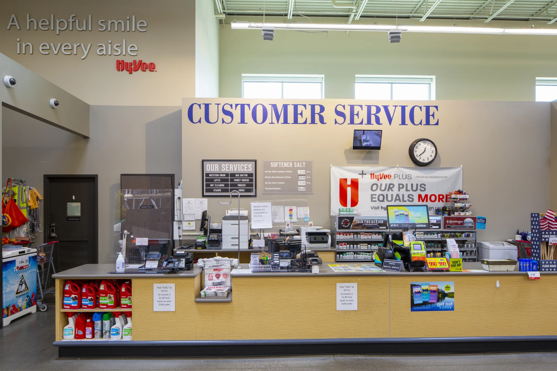 The front of Tide Cleaners Savage Hy-Vee