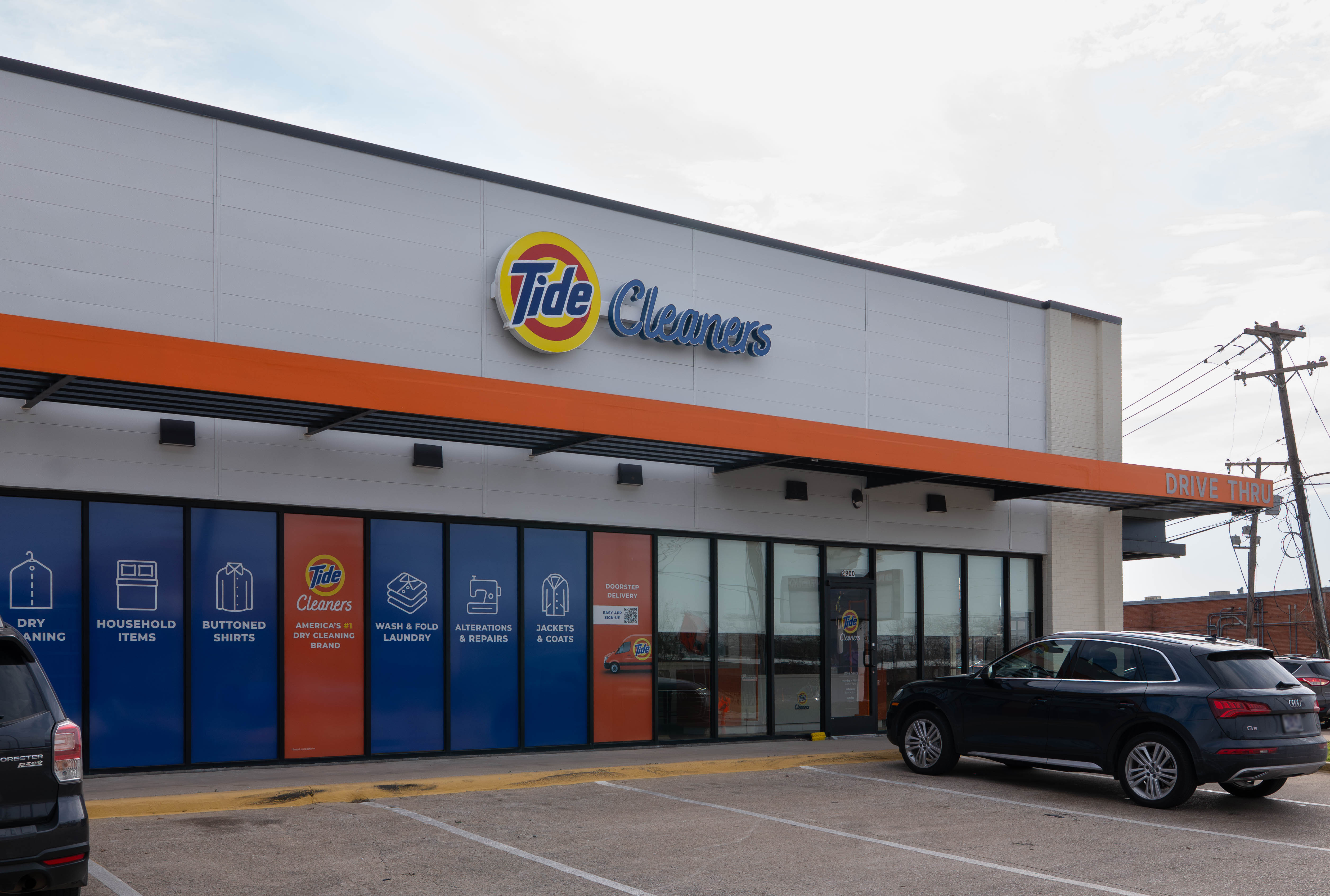 The front of Tide Cleaners Irving at N MacArthur