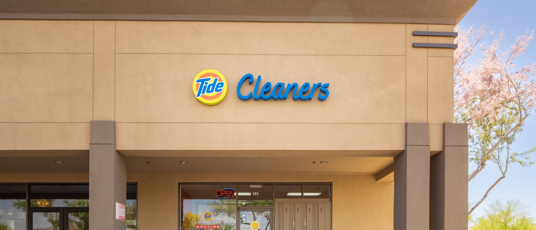 The front of Tide Cleaners Bell and Thompson Peak - Scottsdale