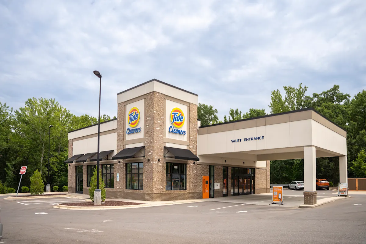The front of Tide Cleaners Redstone