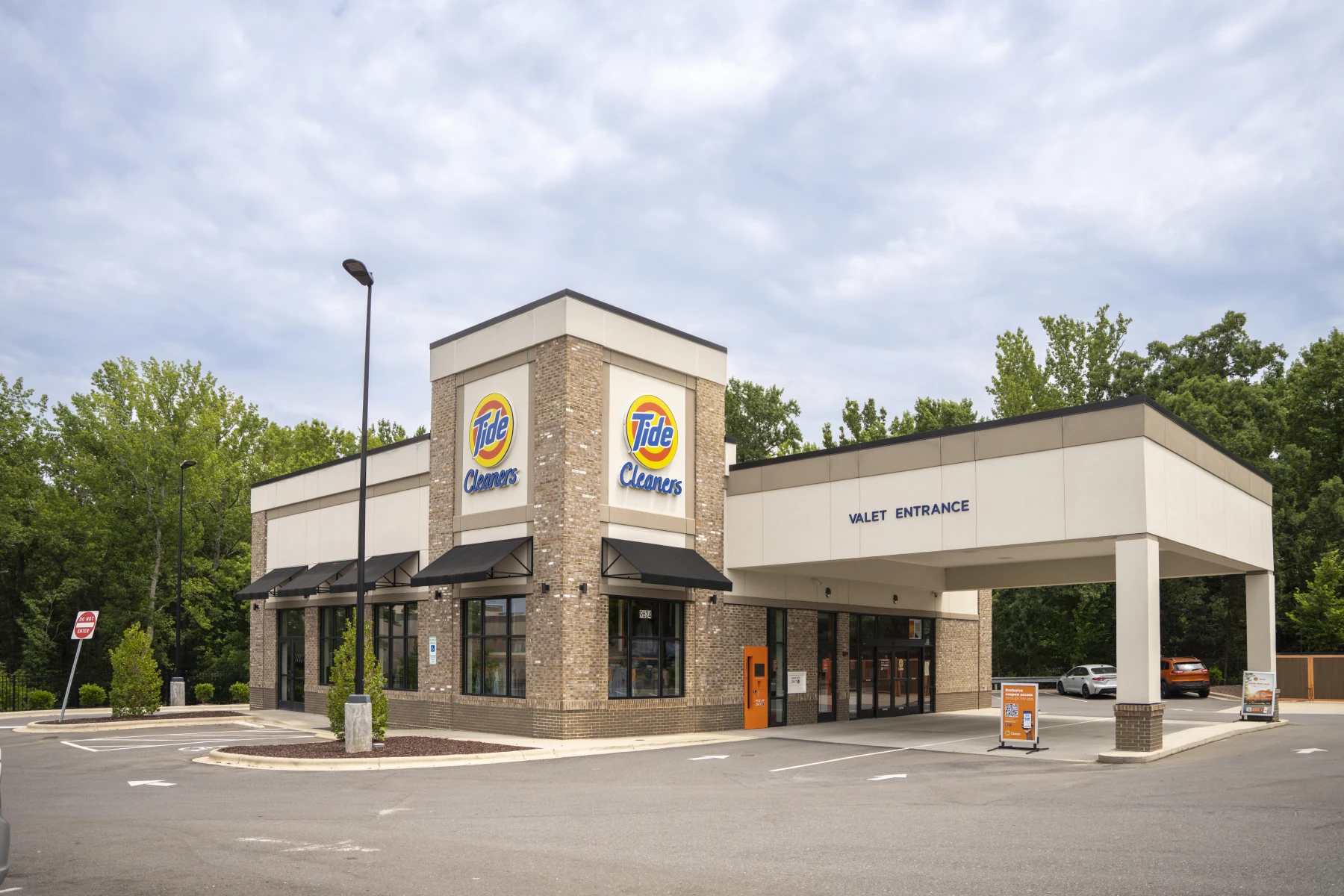 The front of Tide Cleaners Redstone