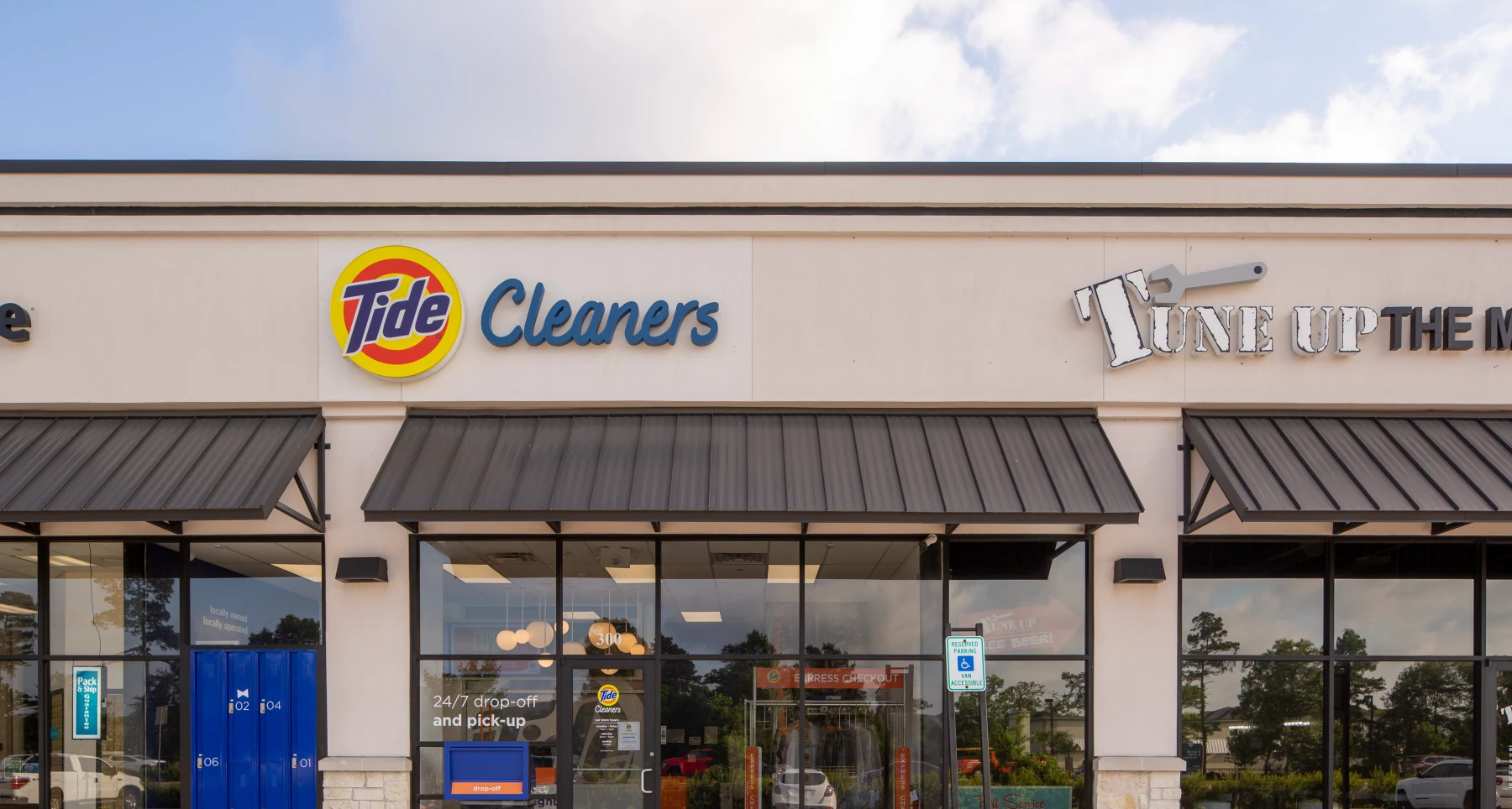 The front of Tide Cleaners Harper's Crossing