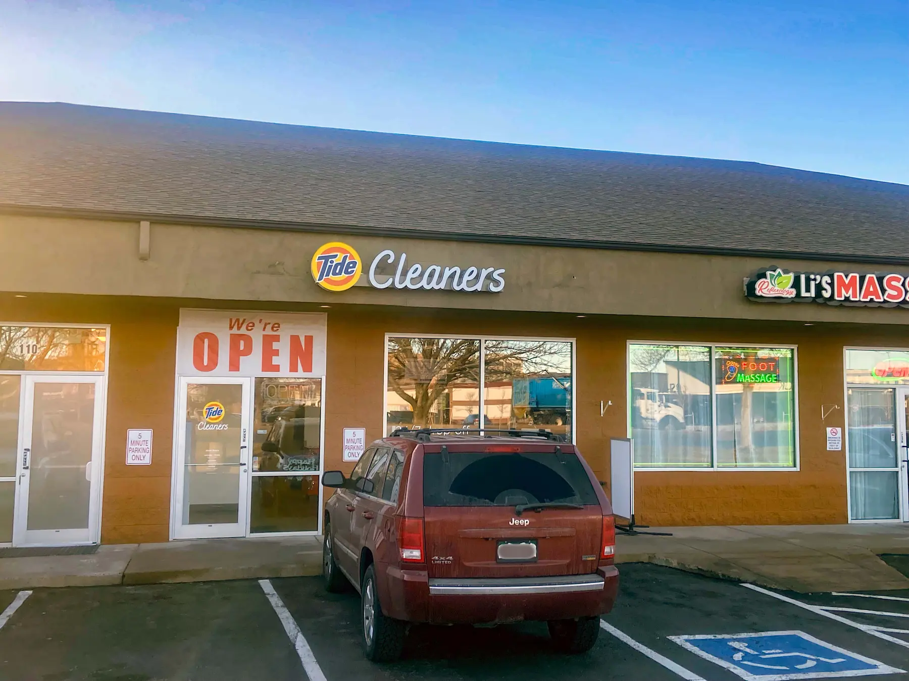 The front of Tide Cleaners Arapahoe
