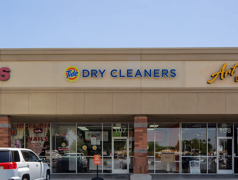 The front of Tide Cleaners Elliot and McClintock - Tempe
