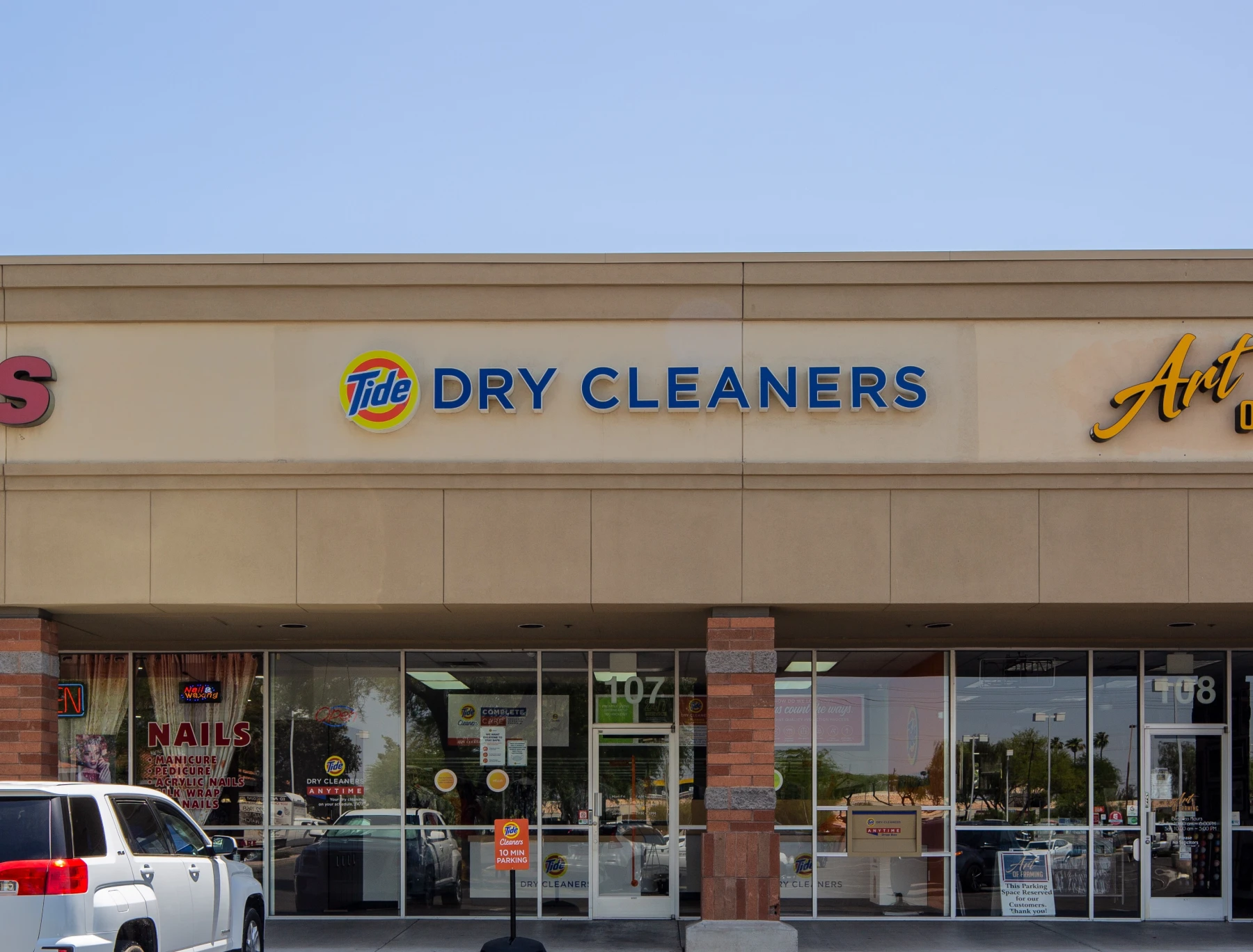 The front of Tide Cleaners Elliot and McClintock - Tempe