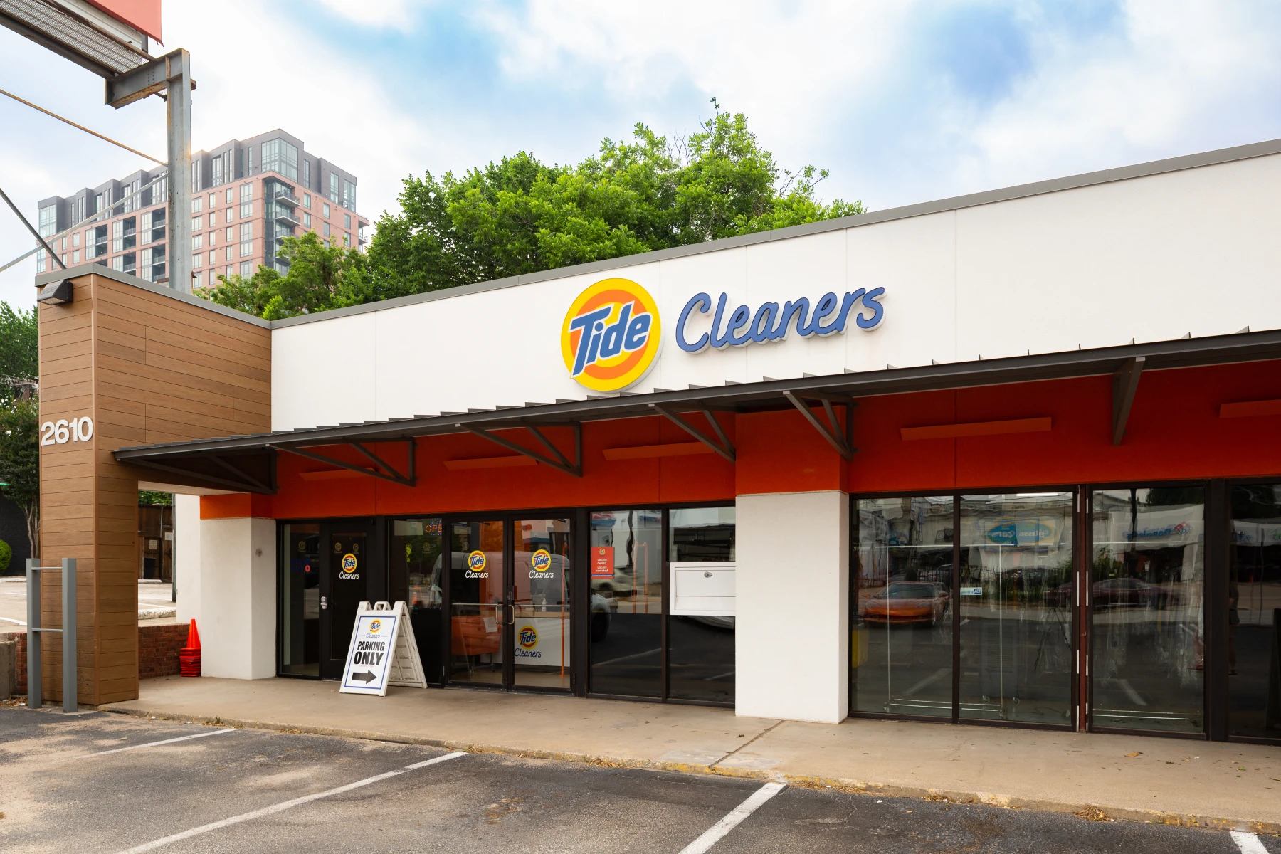 The front of Tide Cleaners Oak Lawn