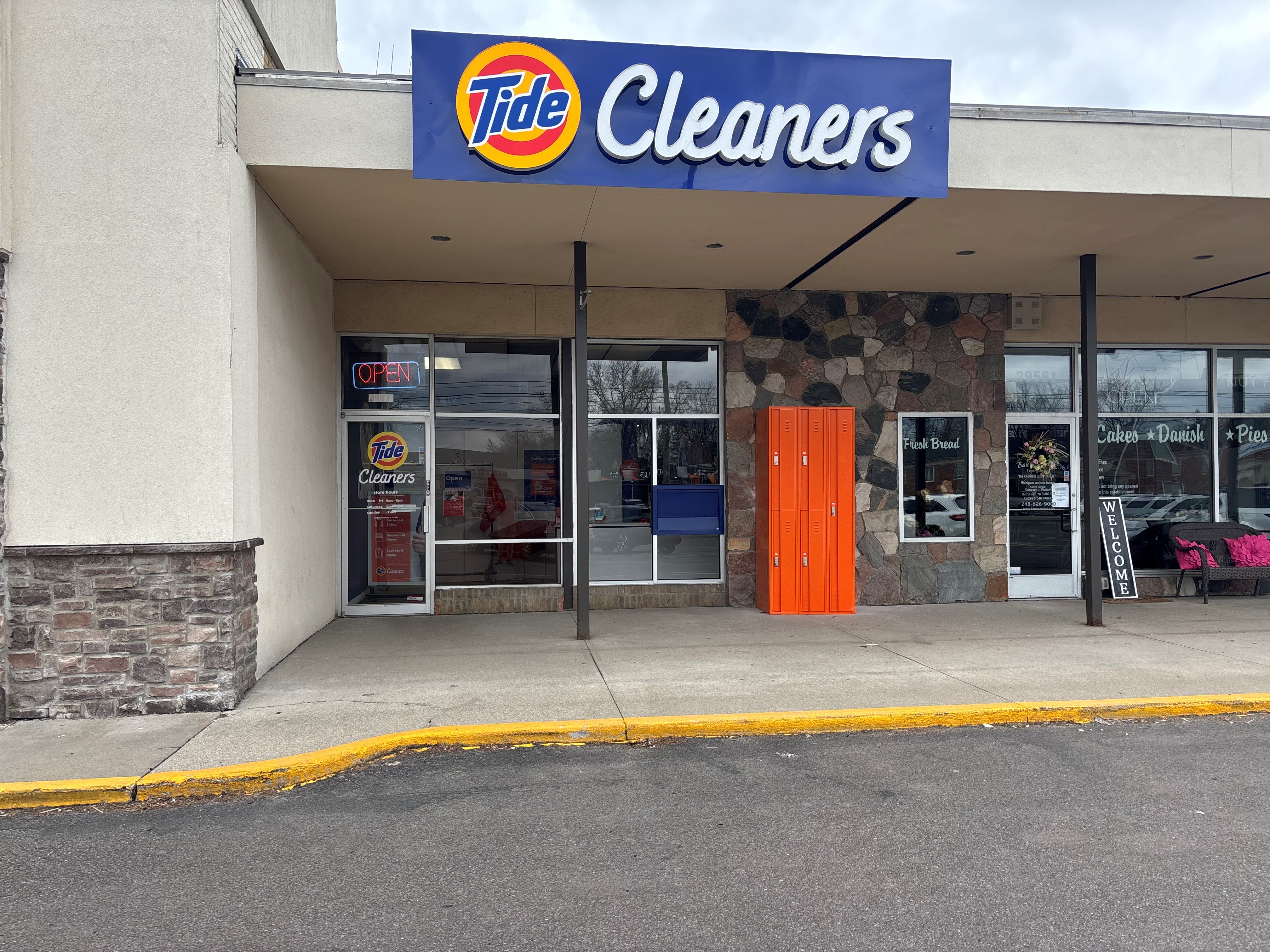 The front of Tide Cleaners Farmington Hills