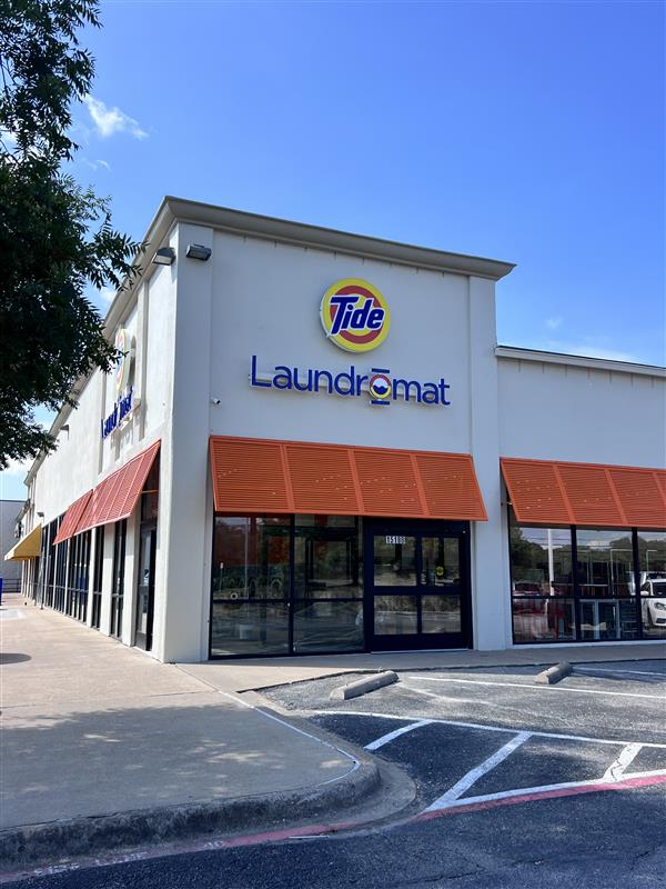 The front of Tide Laundromat Garland