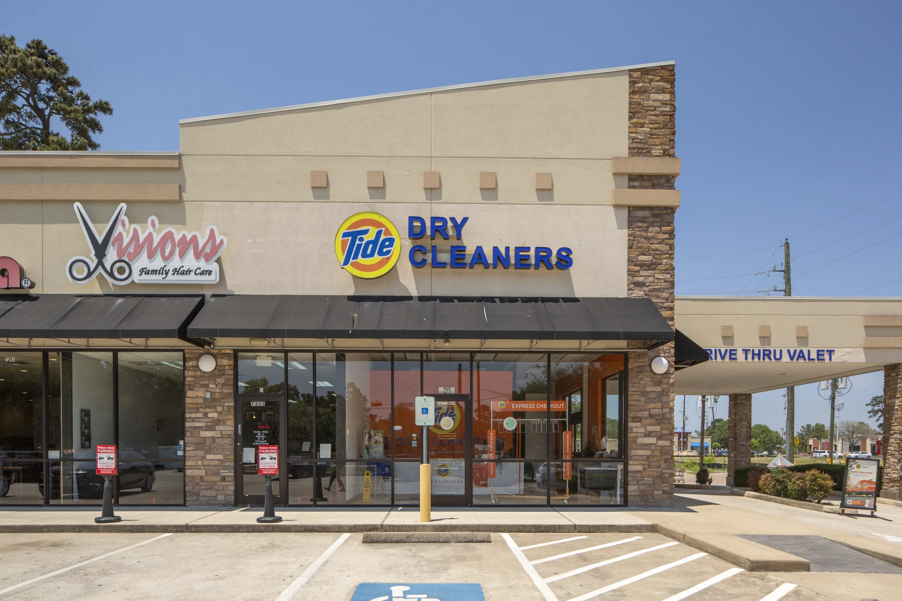 The front of Tide Cleaners Atascocita