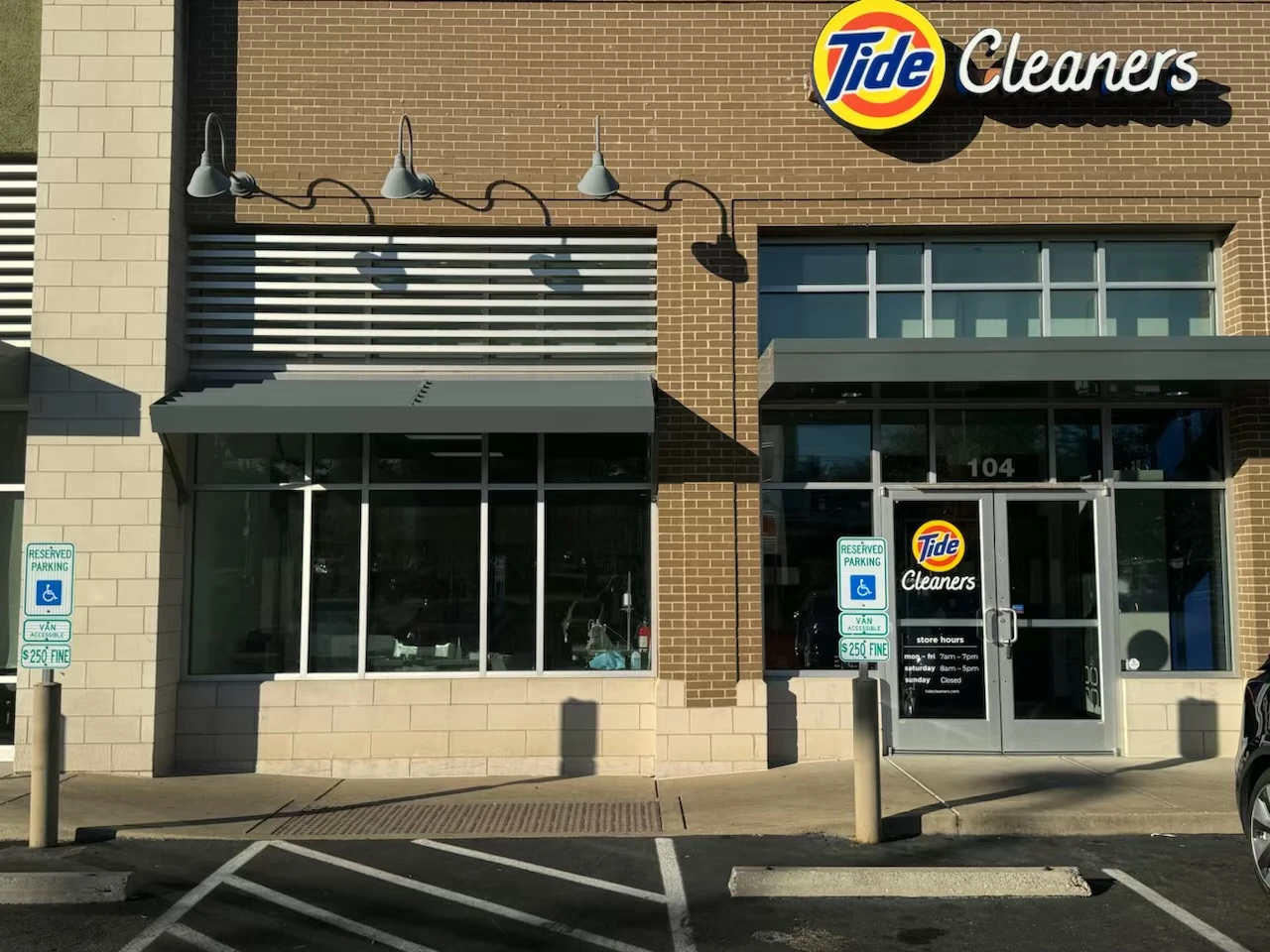 The front of Tide Cleaners White Bridge