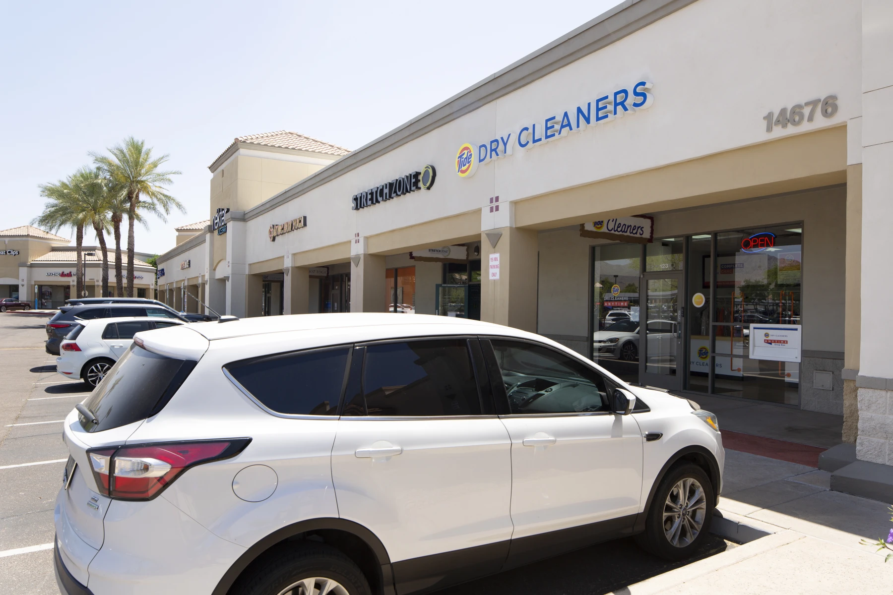 The front of Tide Cleaners FLW and Thompson Peak - Scottsdale