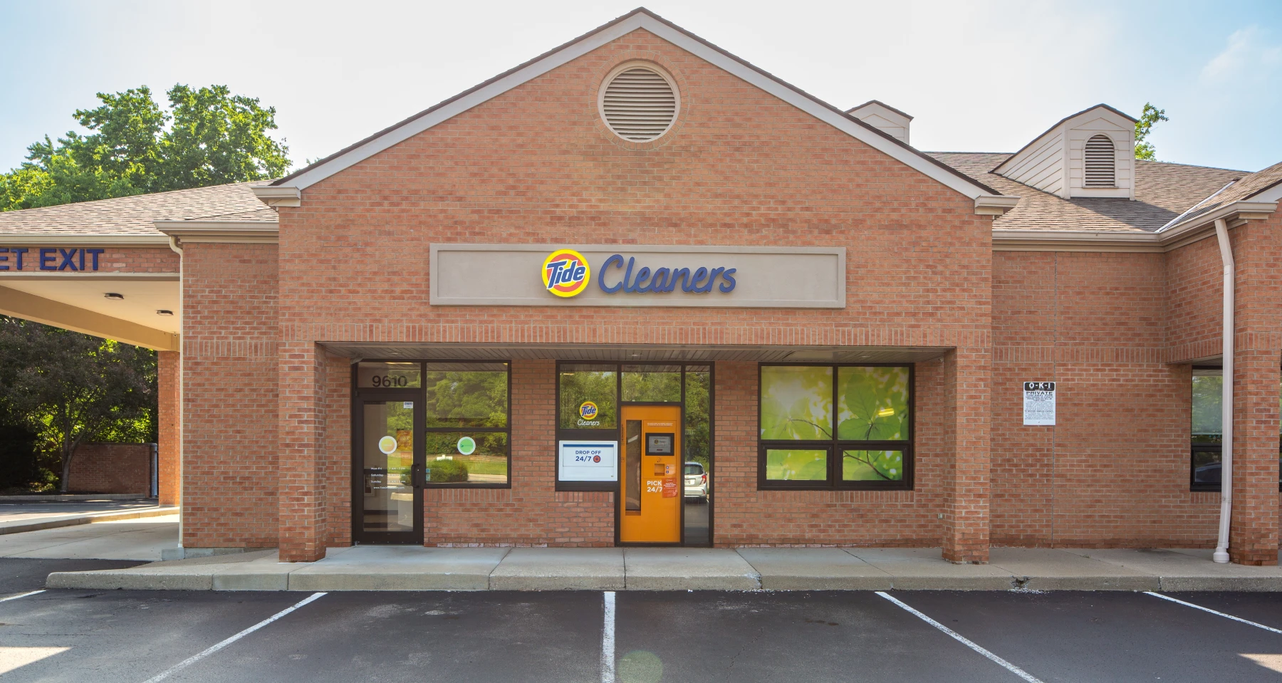 The front of Tide Cleaners Blue Ash