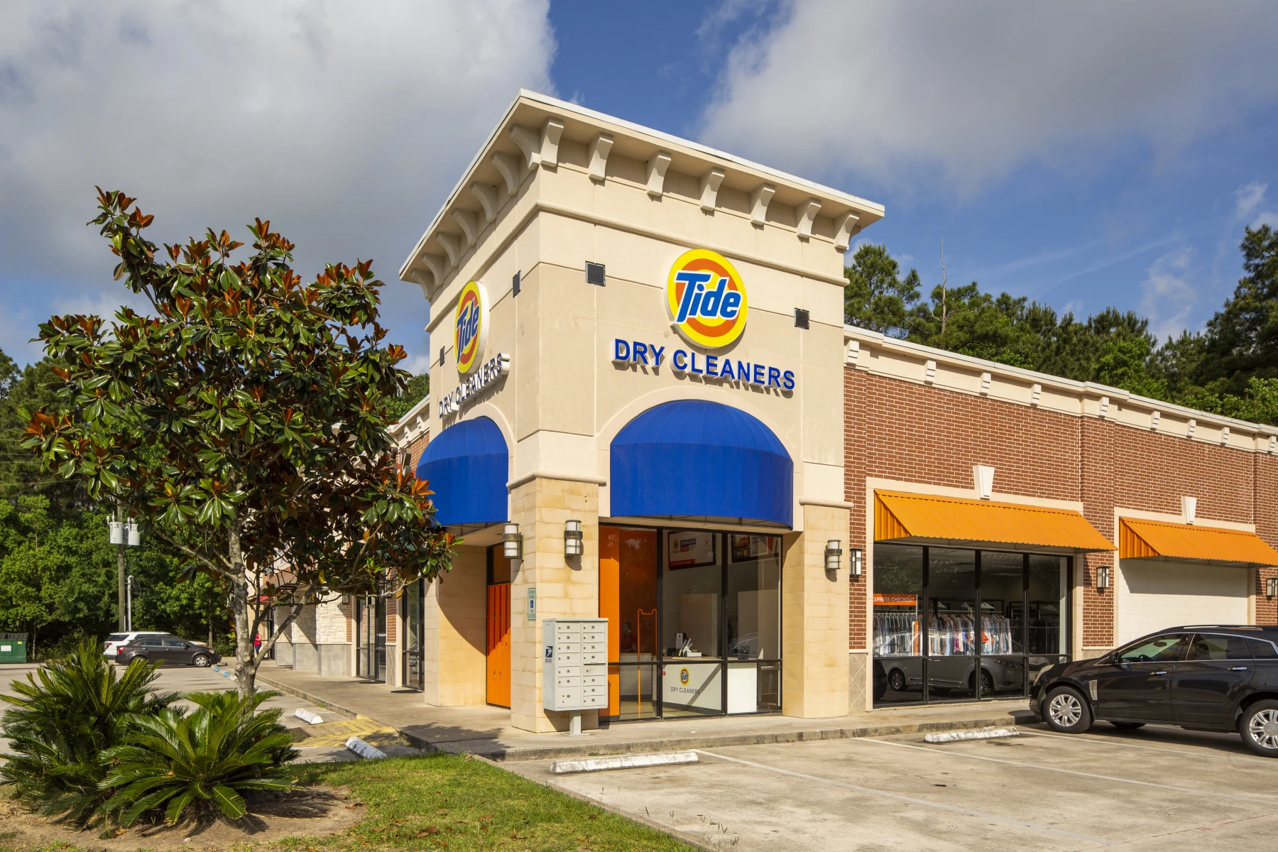 The front of Tide Cleaners Lexington Woods