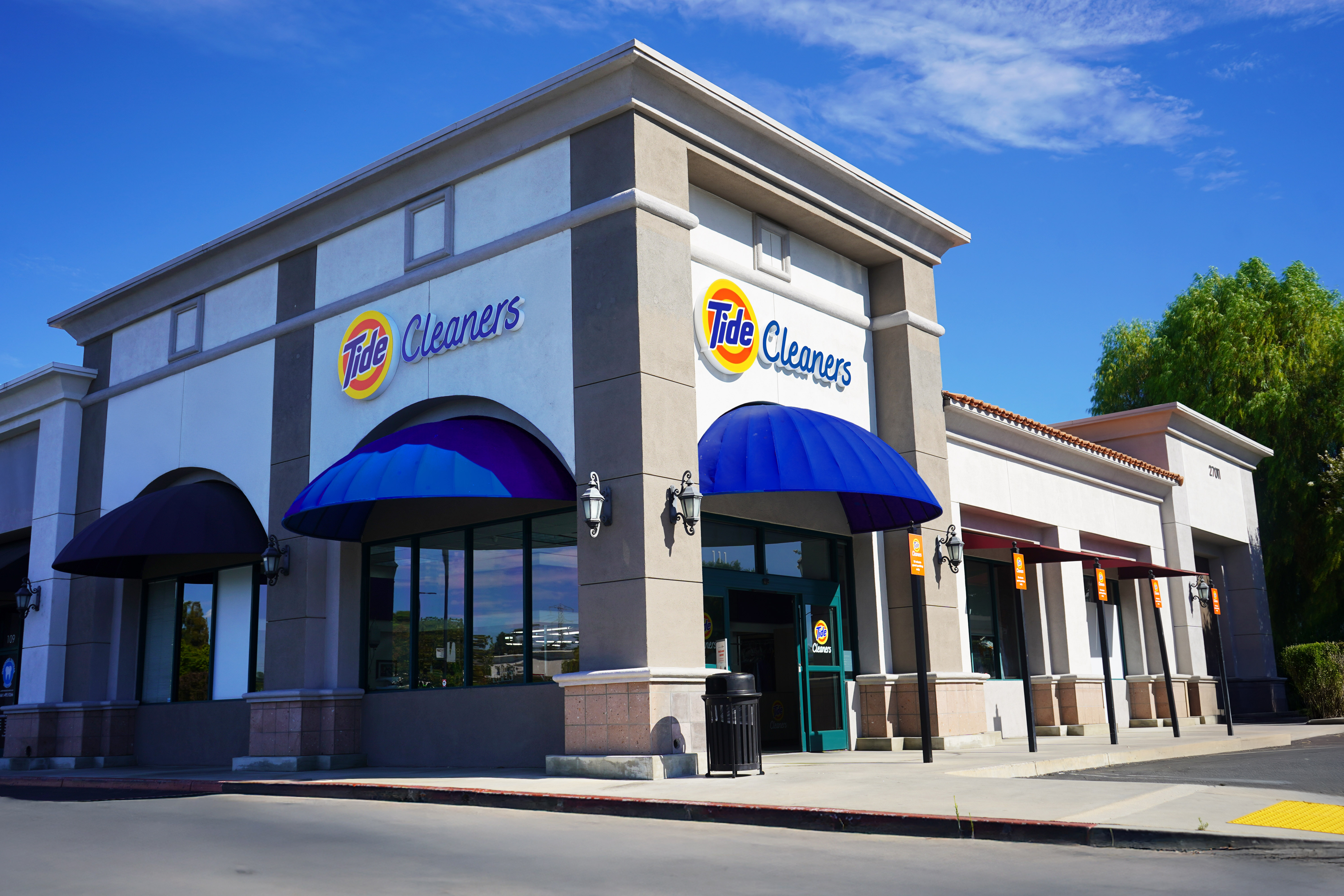 The front of Tide Cleaners Valencia
