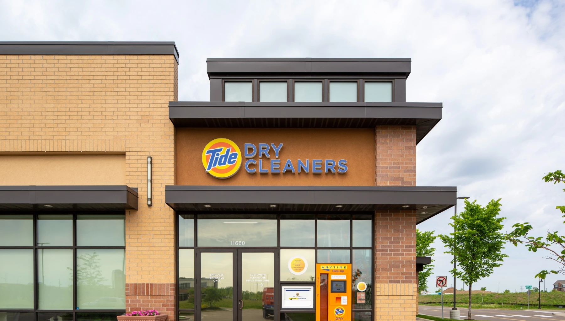 The front of Tide Cleaners Maple Grove