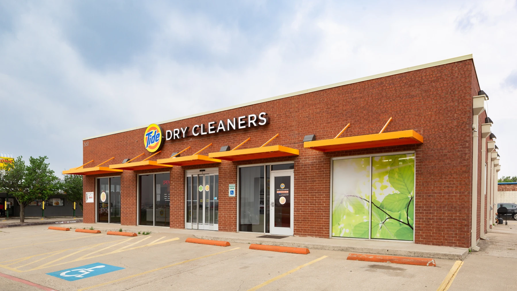 The front of Tide Cleaners Addison Airport