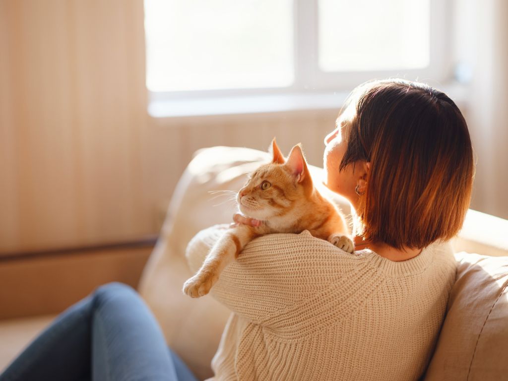 donna con gatto in braccio