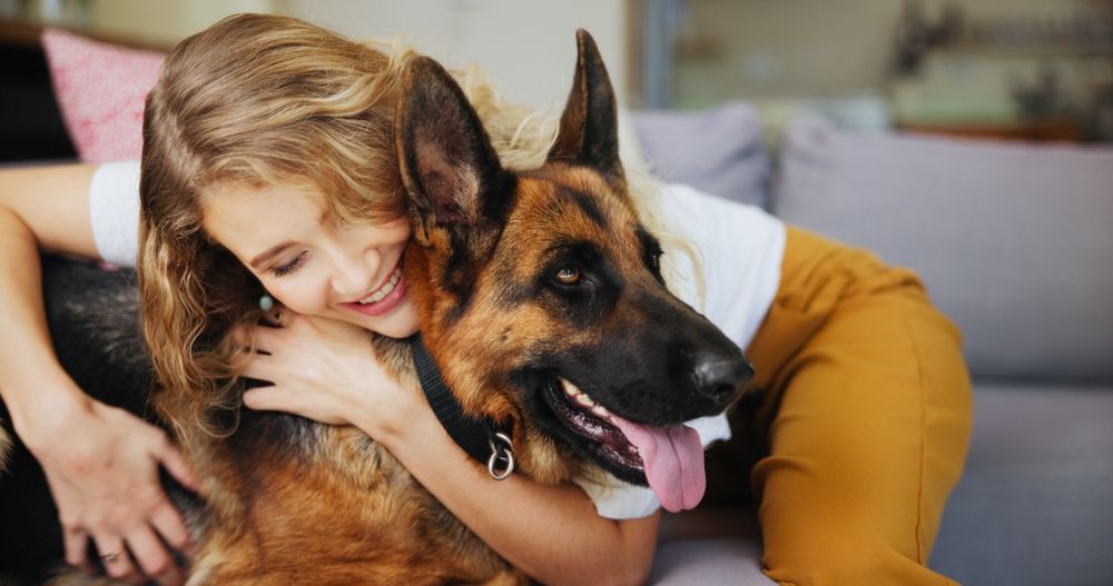 Una donna abbraccia un cane