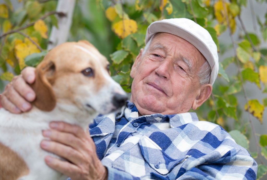 uomo anziano con cane