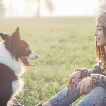 femme et son chien