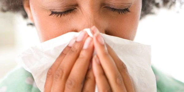  Cómo ayudar a dejar de estornudar: 5 consejos principales