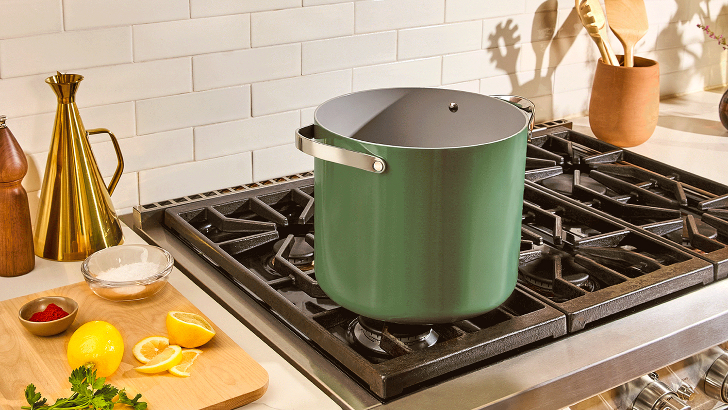 What is the difference between a stock pot and a Dutch oven