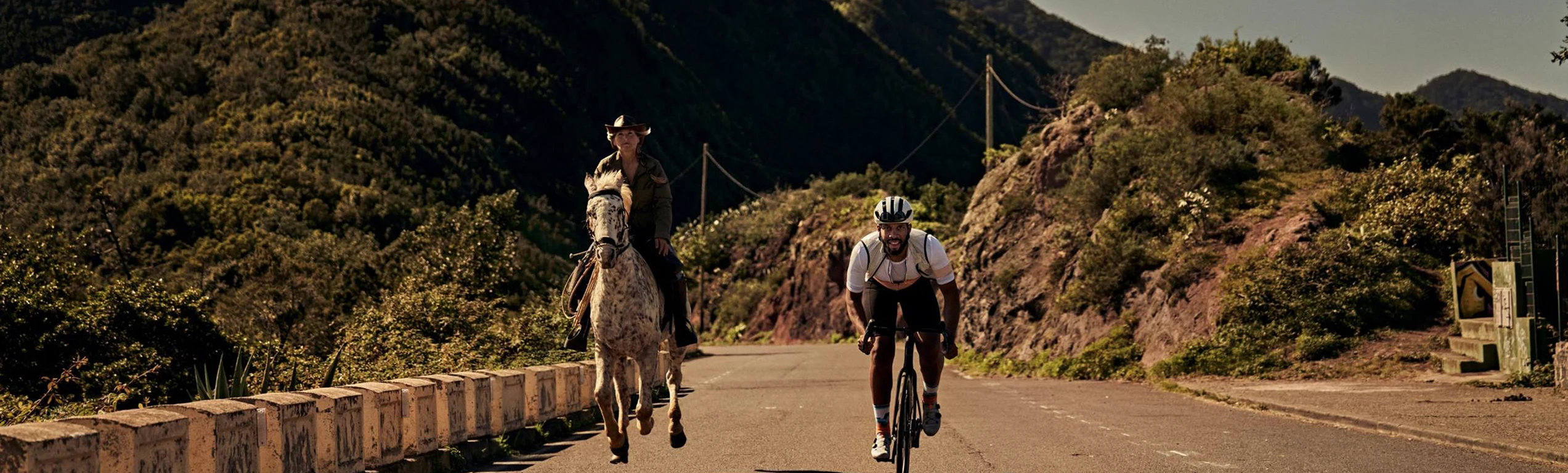 Blog_Hero Image_Vertical Split_Cannondale SuperSix Evo 2024_3.webp
