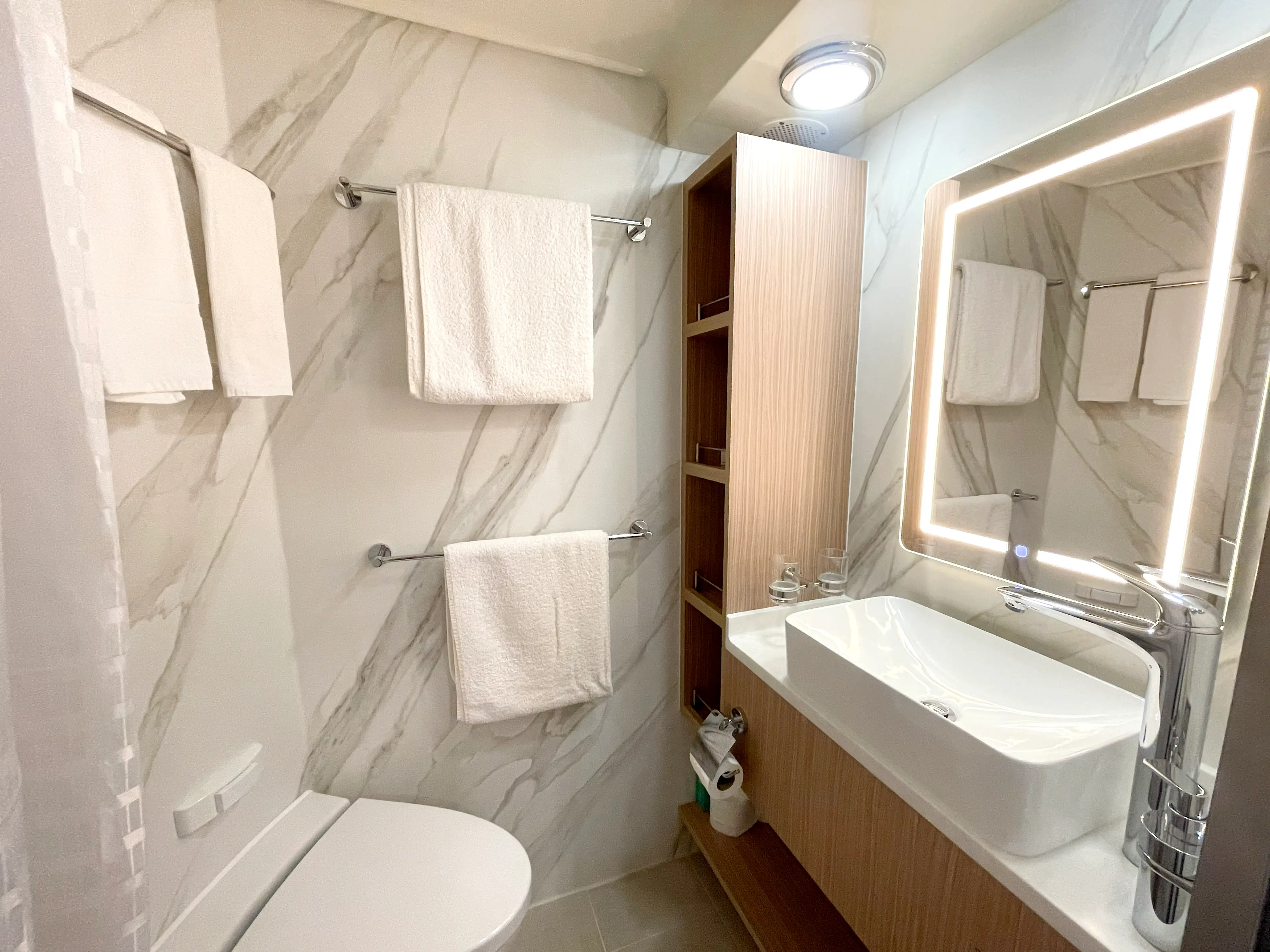 Image - Coral Discoverer - Bathroom