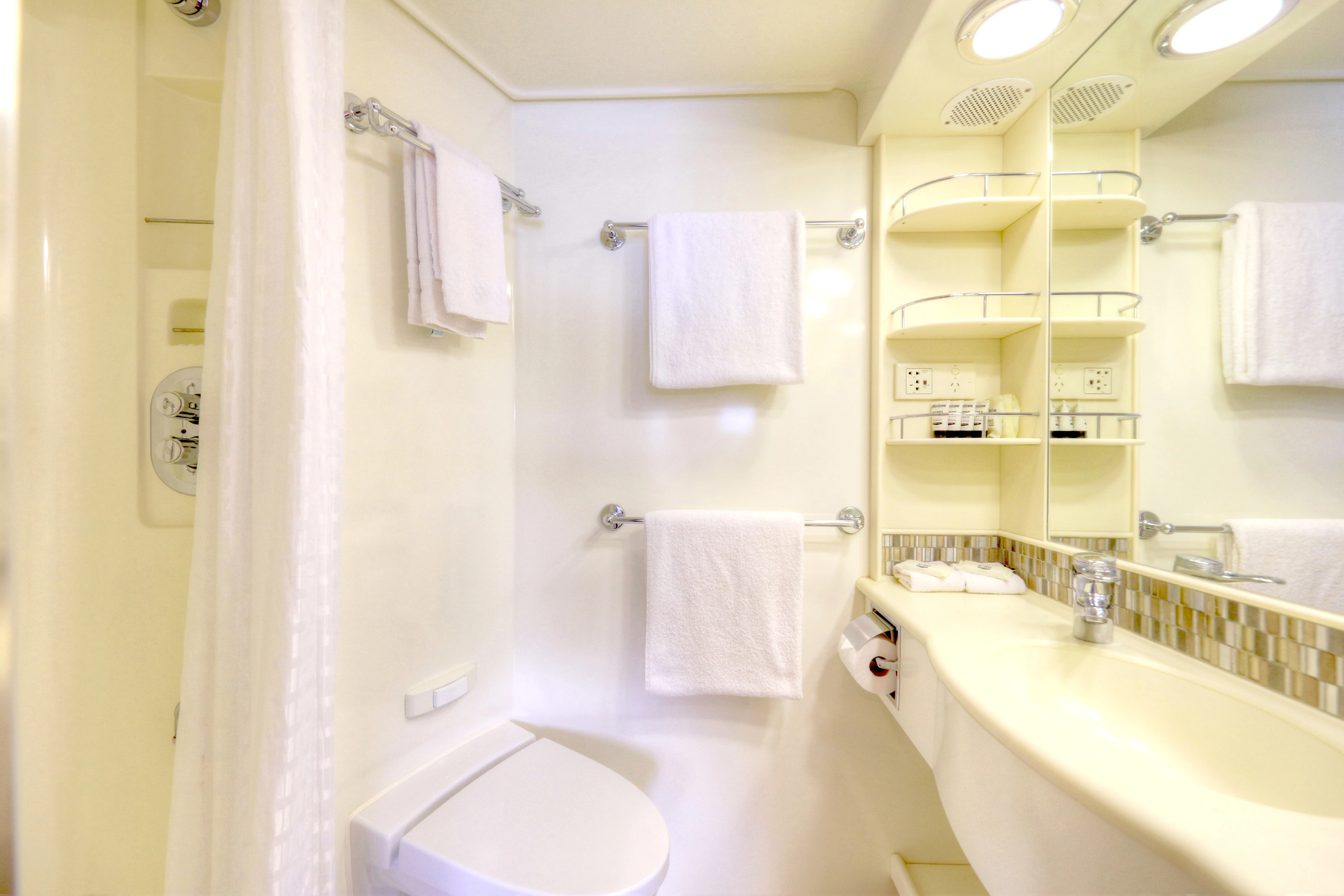 Image - Coral Discoverer - Bathroom