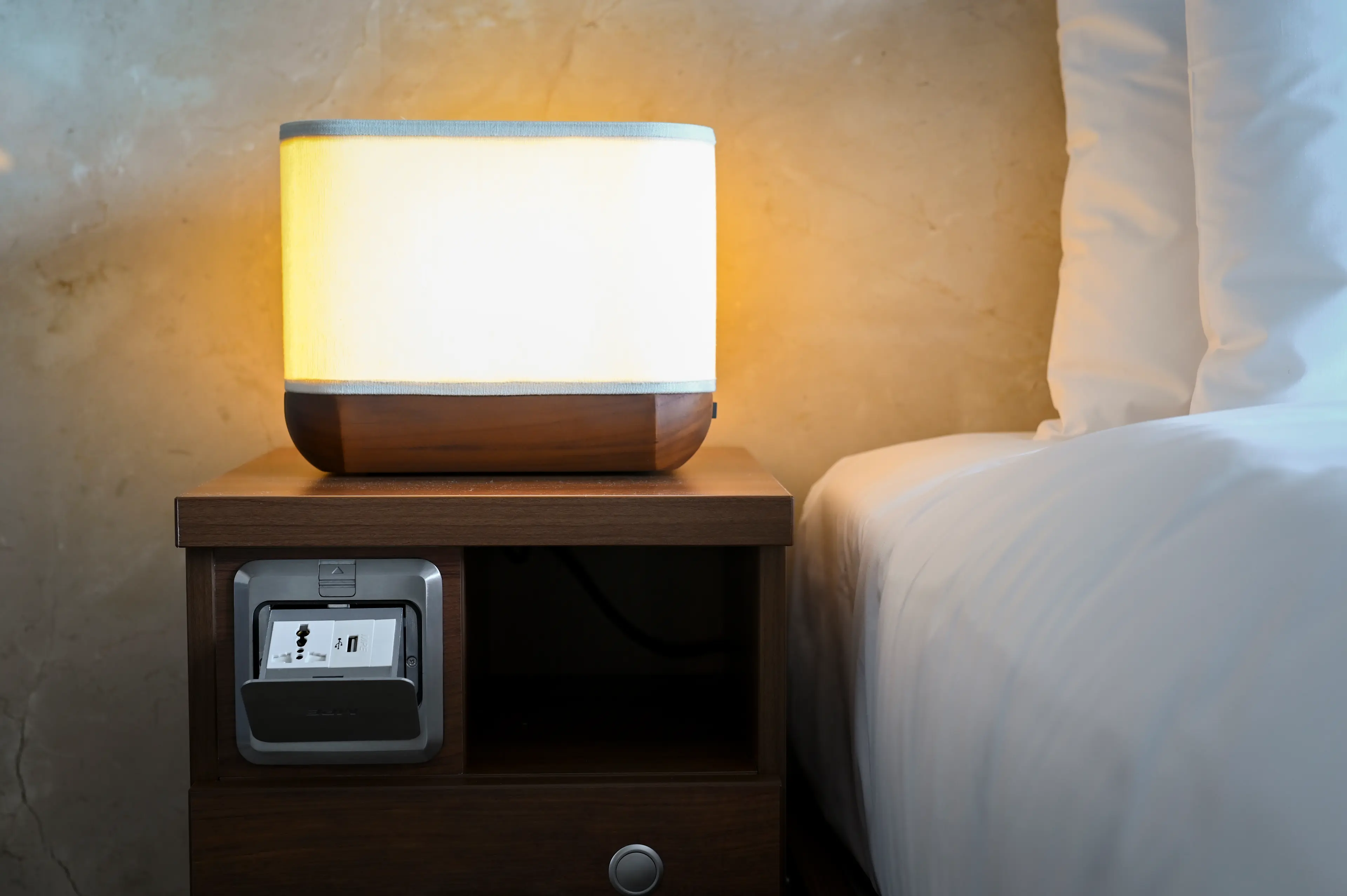 Image - Coral Geographer - Stateroom - Bedside