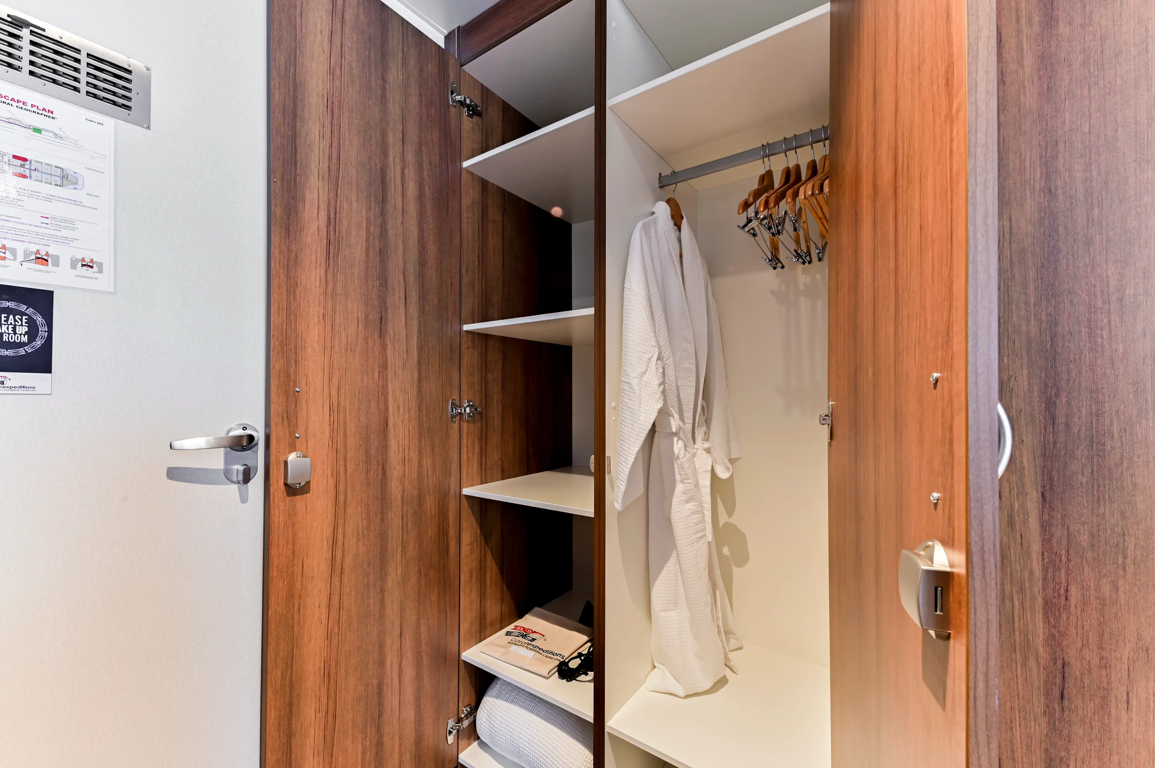 Coral Geographer - Suite - Cupboard