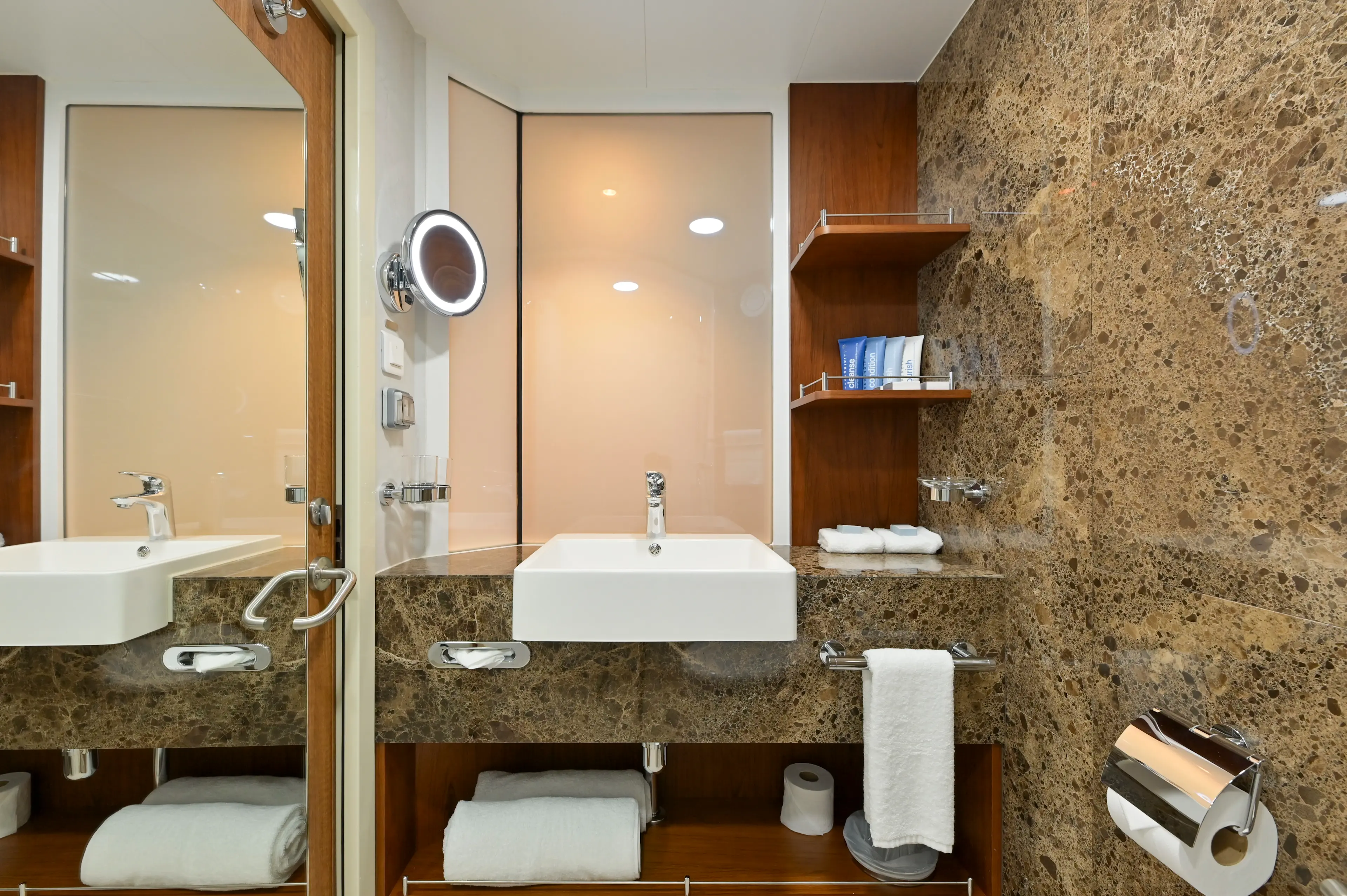 Coral Geographer - Stateroom - Bathroom