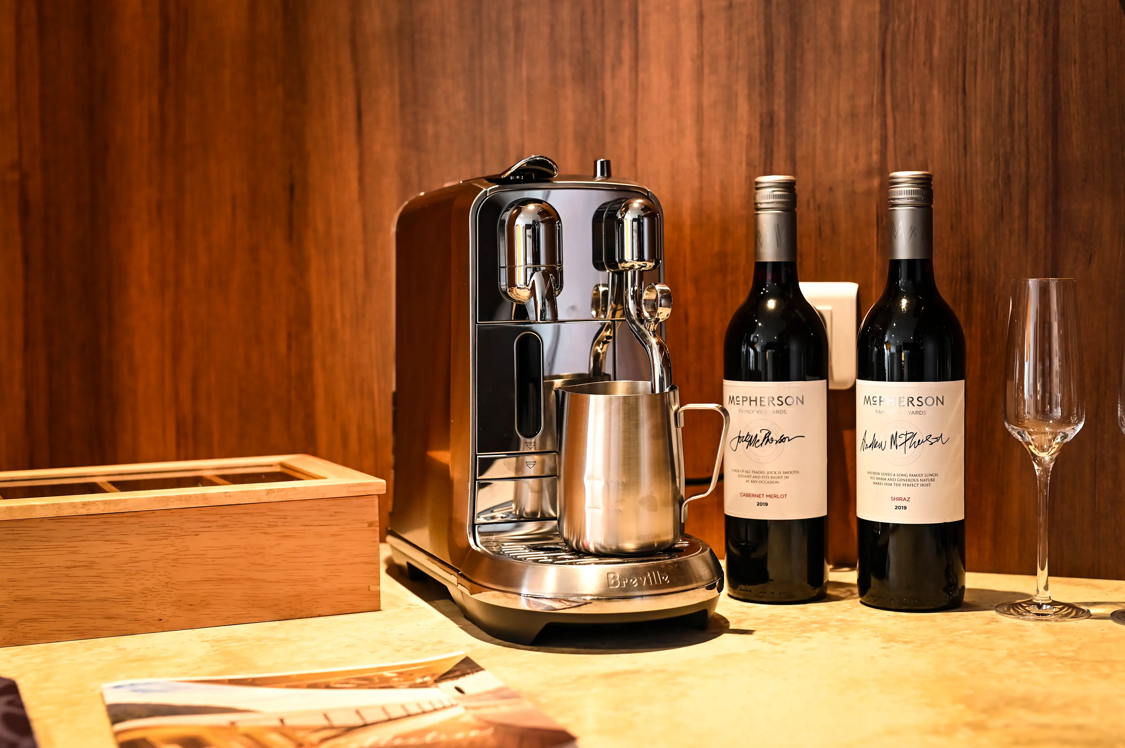 Image - Coral Geographer - Suite - Coffee machine and wine