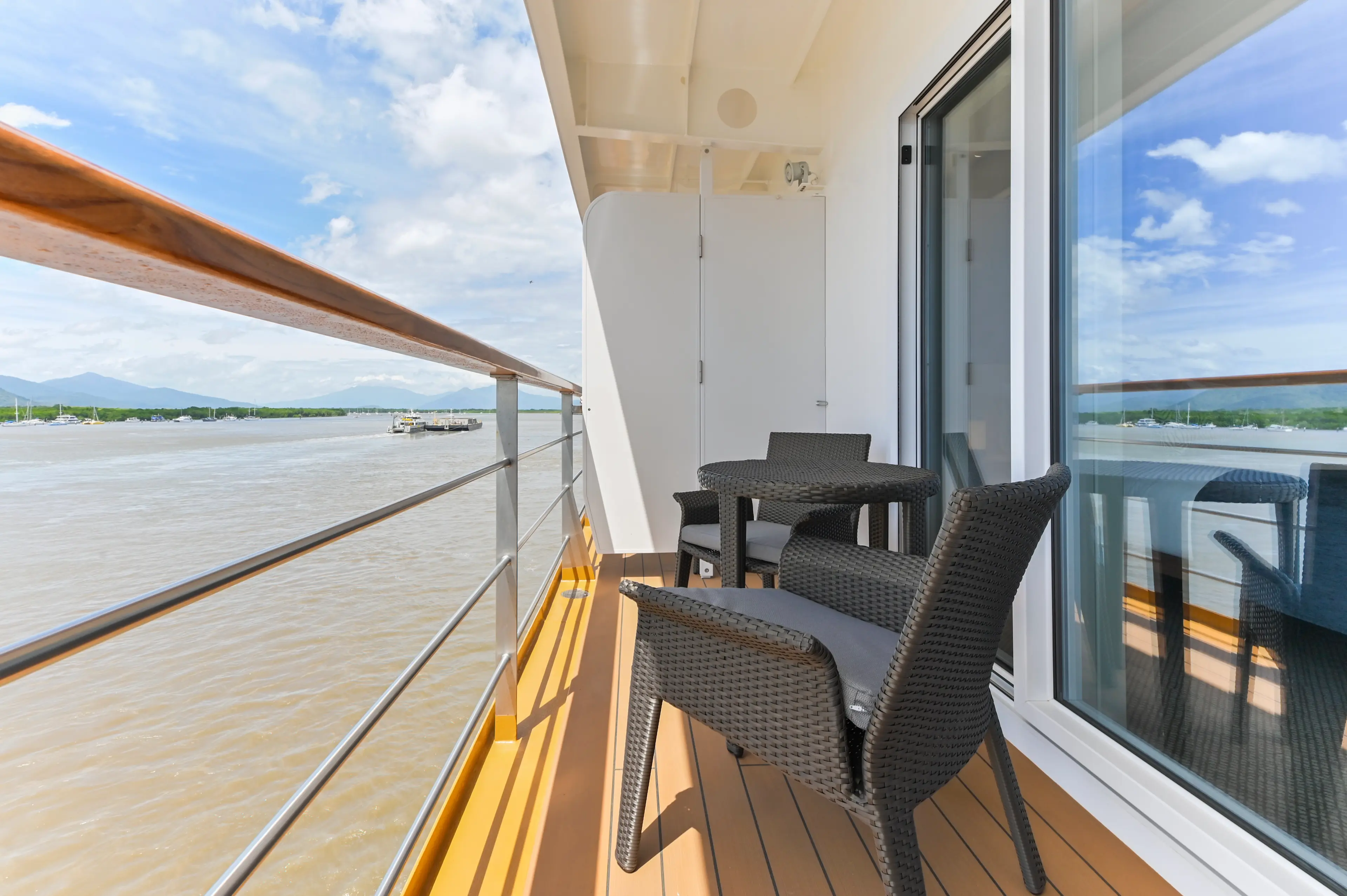 Coral Geographer - Stateroom - Balcony