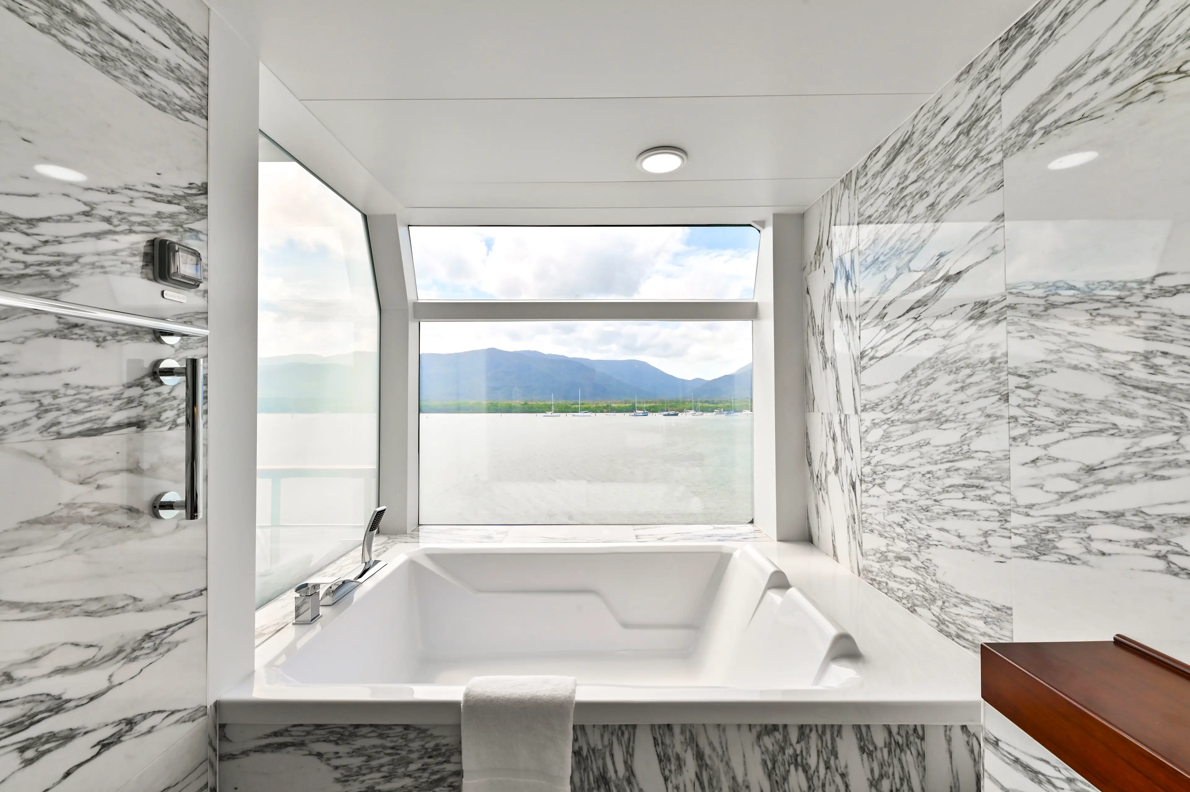 Coral Geographer - Suite - Bathtub