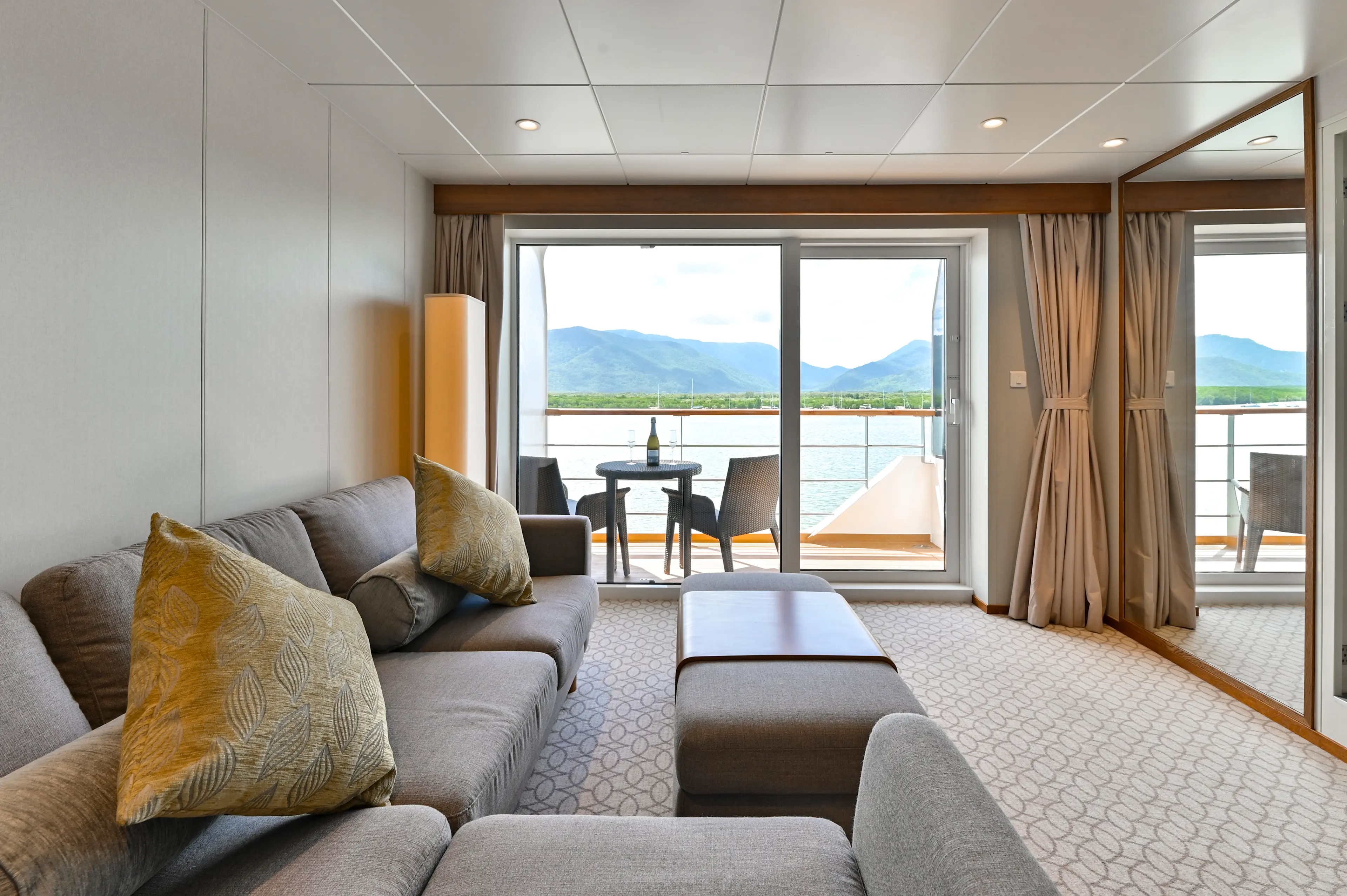Coral Geographer - Suite - Couch and outlook from the bed