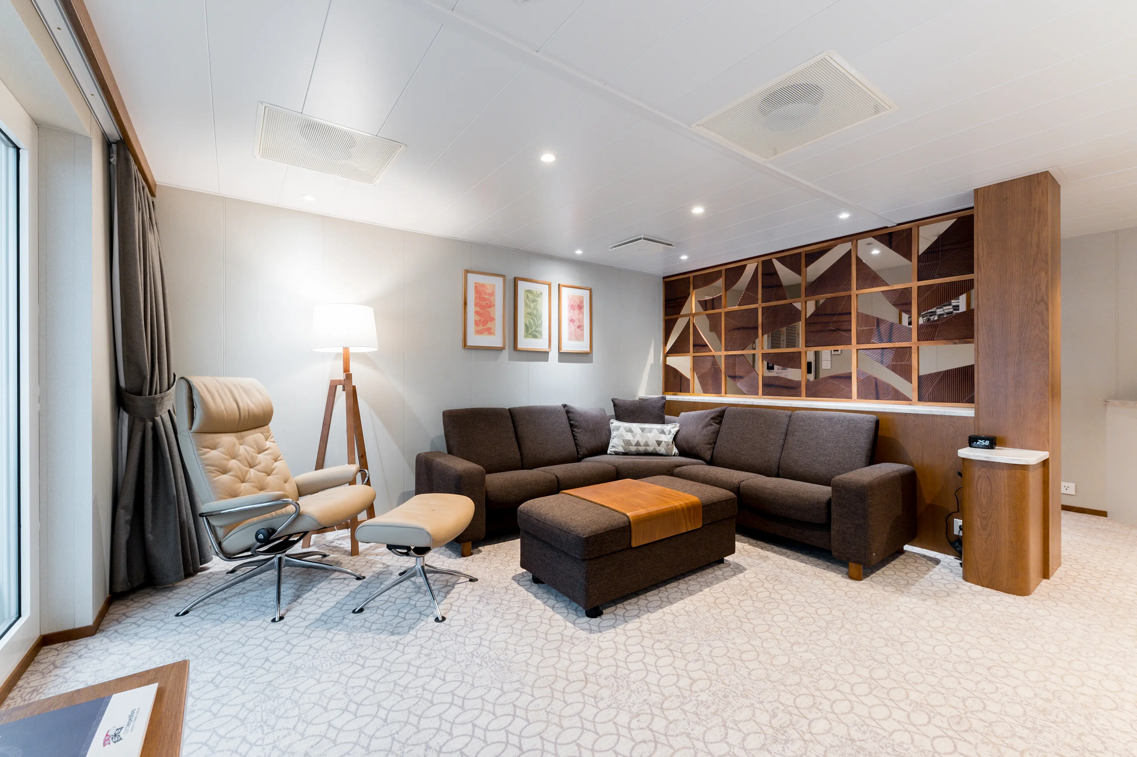 Image - Coral Adventurer - Suite - Loungeroom