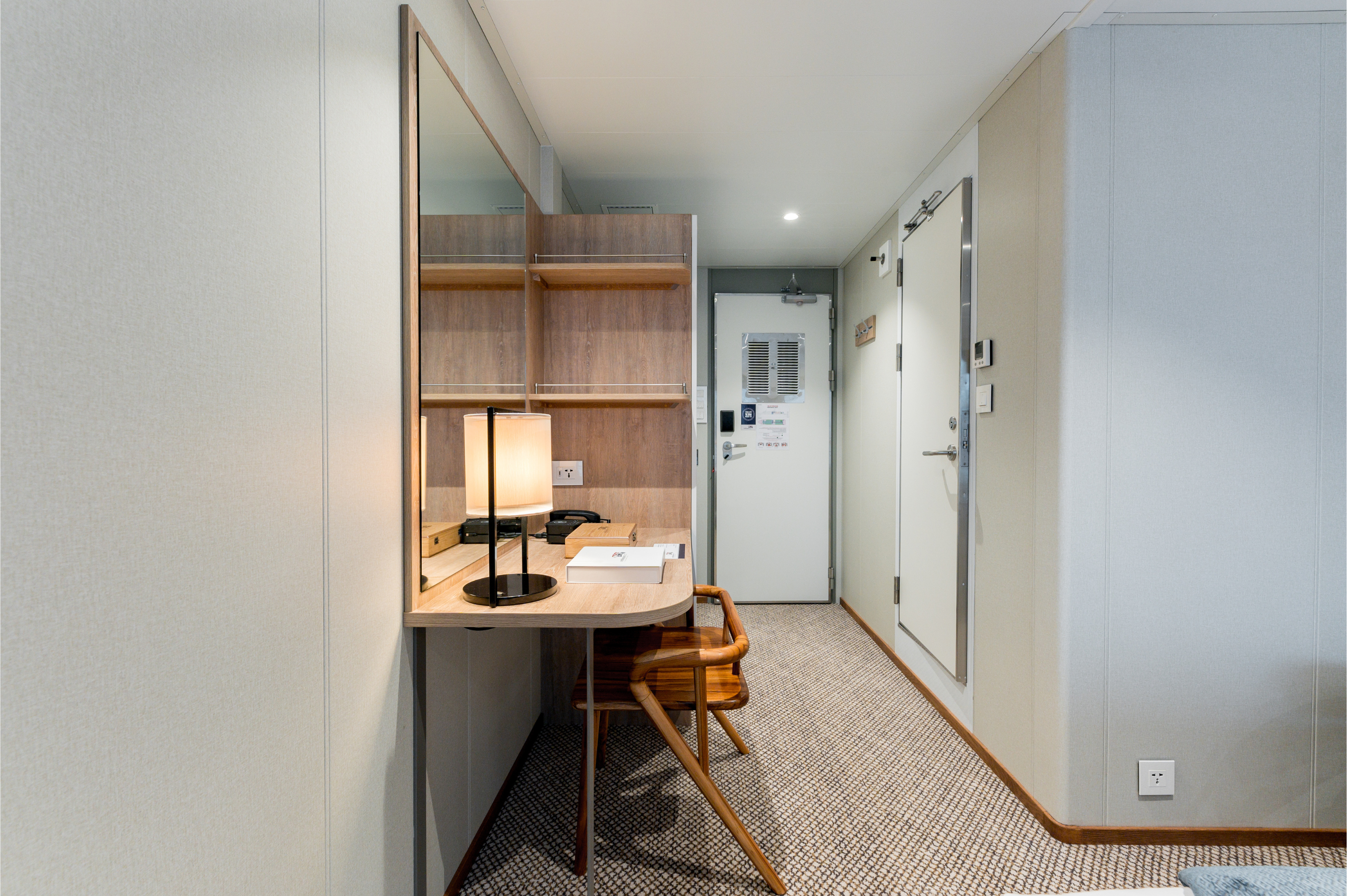 Coral Adventurer - Stateroom - Hallway Deskchair