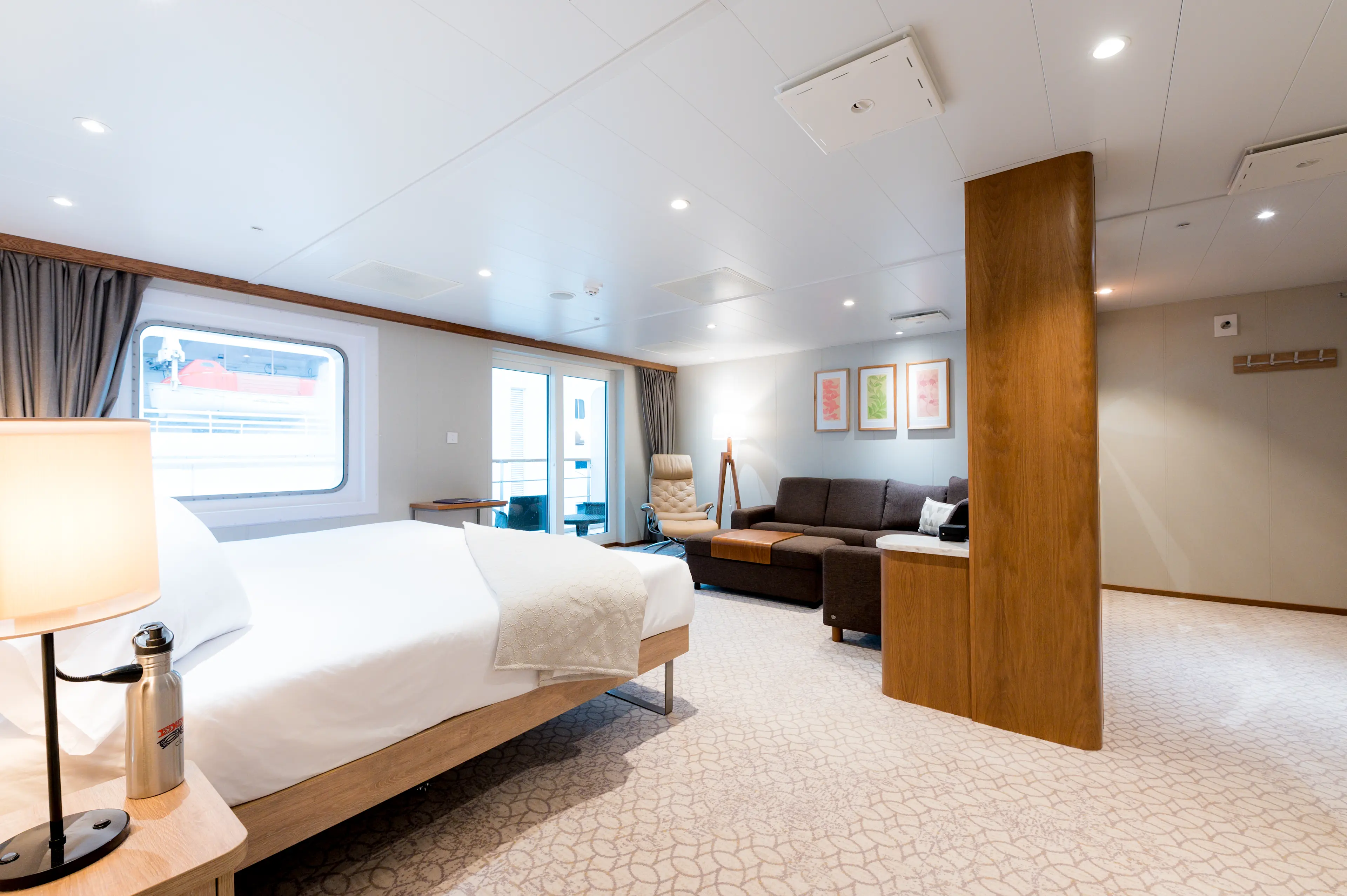 Image - Coral Adventurer - Suite - Bed and longue