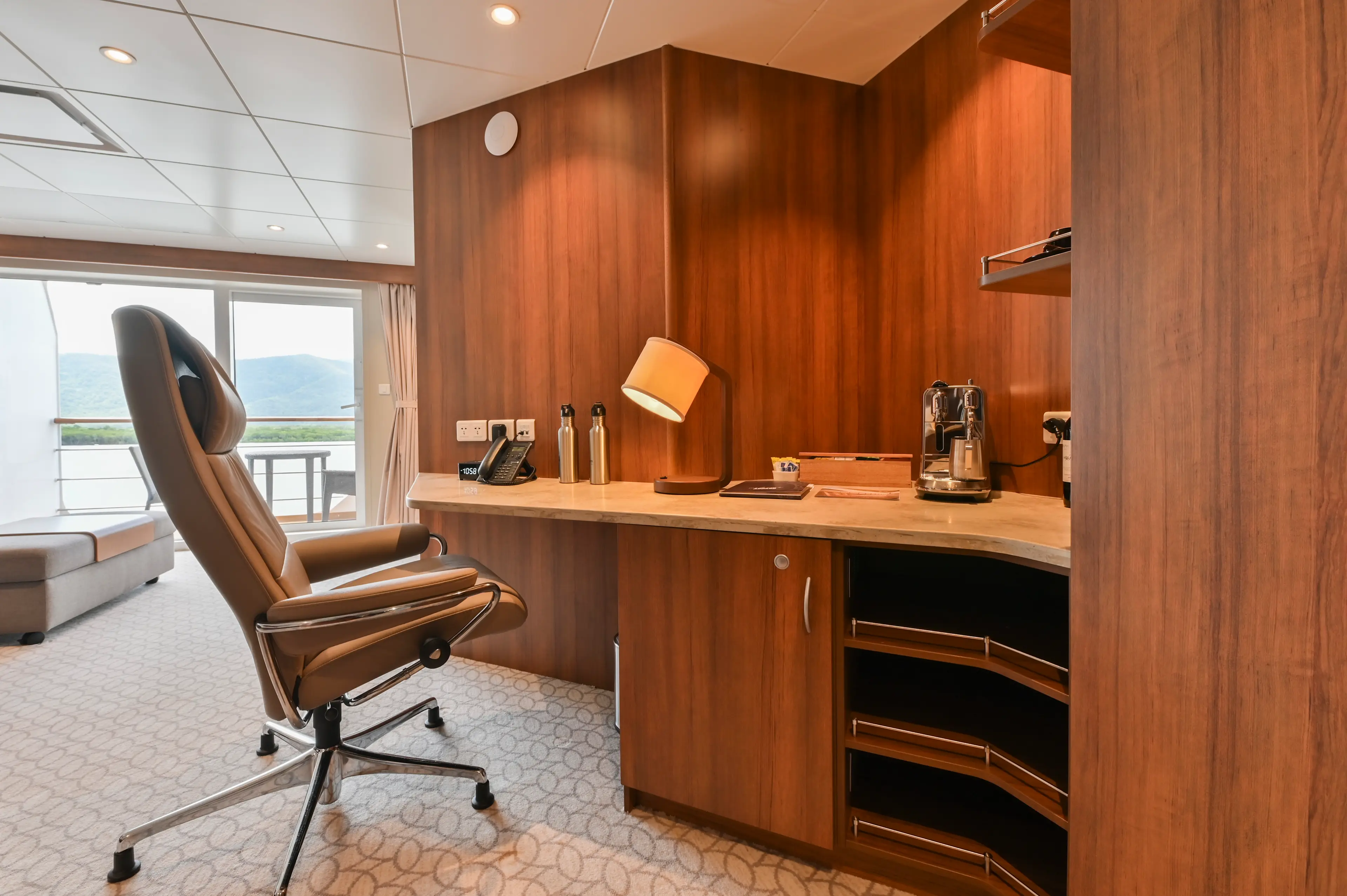 Coral Geographer - Suite - Desk and chair
