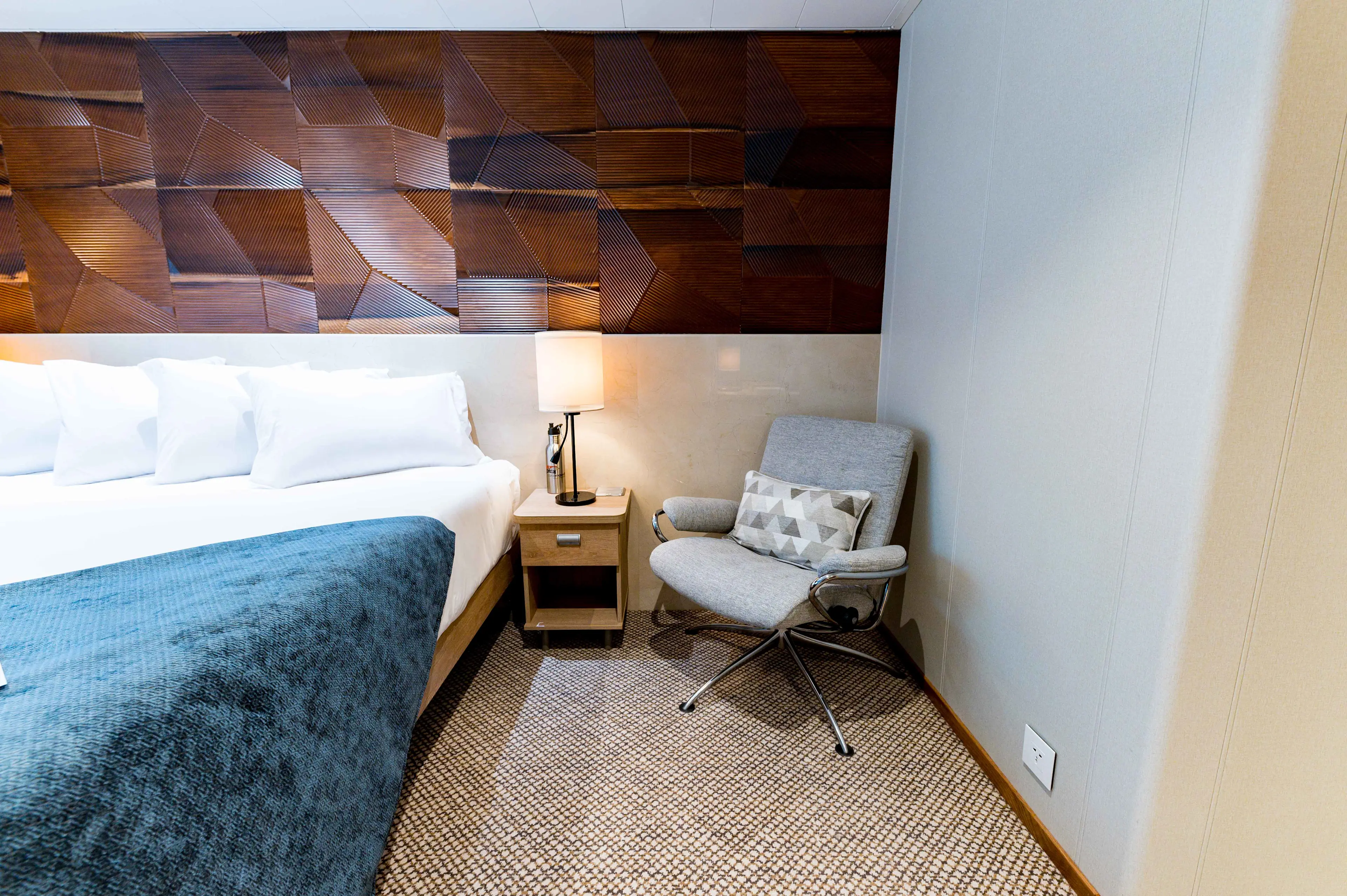 Image - Coral Adventurer - Stateroom - Side table and longue chair