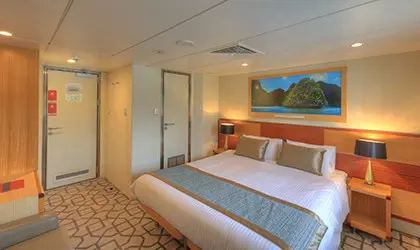 Image - Coral Discoverer - Stateroom bed