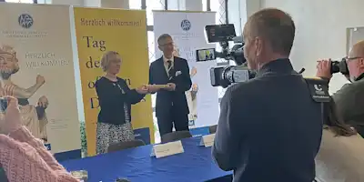 Stefanie Seiler, Oberbürgermeisterin von Speyer, und Dr. Steffen Skudelny, Vorstand der Deutschen Stiftung Denkmalschutz, bei der Weitergabe des Staffelstabs der Eröffnungsstadt | Fotoquelle: DSD/Franziska Rabus