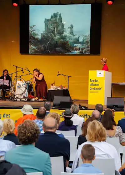 Geräuschekünstlerin Simone Nowicki bei der bundesweiten Eröffnung in Speyer | Fotoquelle: DSD/Roland Rossner