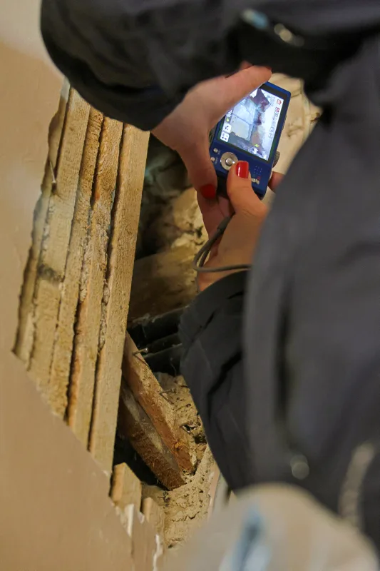 Neben den restauratorischen Befunden wurde auch damit begonnen, Bauteile zu öffnen, um die Konstruktion des Gebäudes zu verstehen.