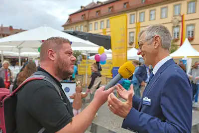 DSD-Vorstand Steffen Skudelny im Radio-Interview auf dem Bamberger Maxplatz | Fotoquelle: DSD/Roland Rossner